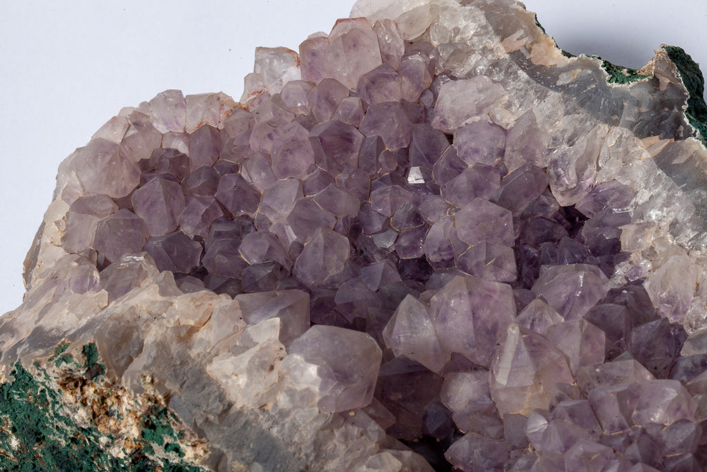 Ametista Grezza con Matrice Naturale – Cristalli Viola su Base Minerale