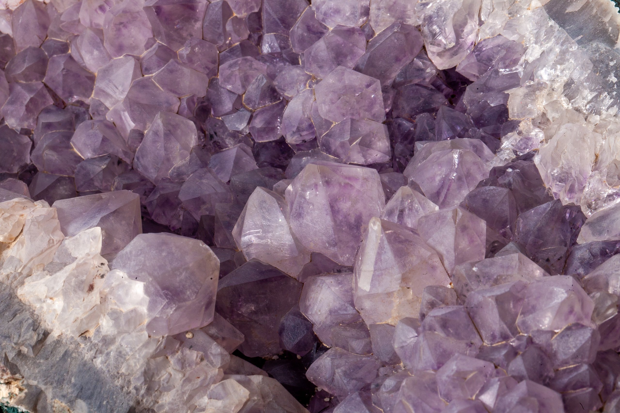Ametista Grezza con Matrice Naturale – Cristalli Viola su Base Minerale
