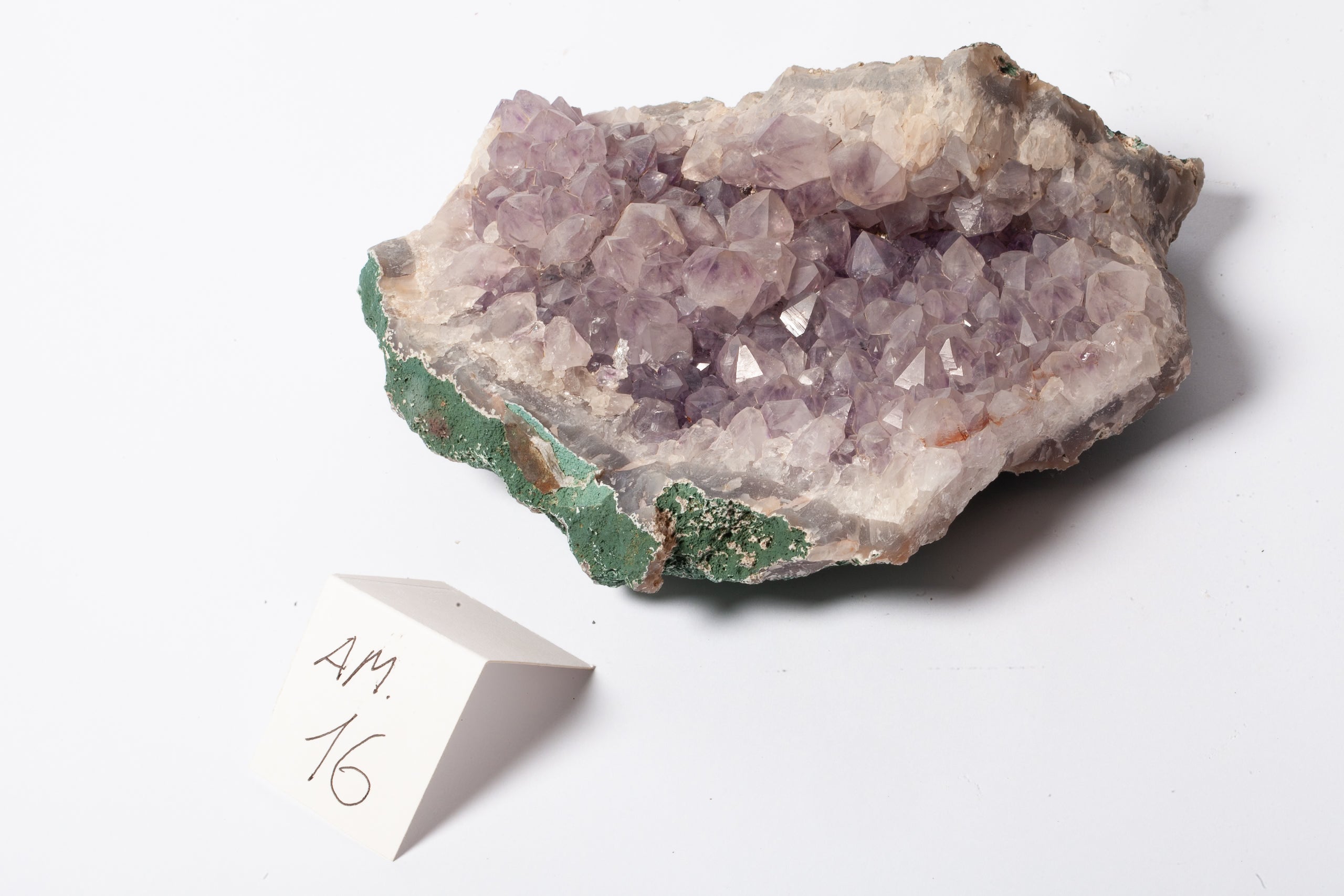 Ametista Grezza con Matrice Naturale – Cristalli Viola su Base Minerale