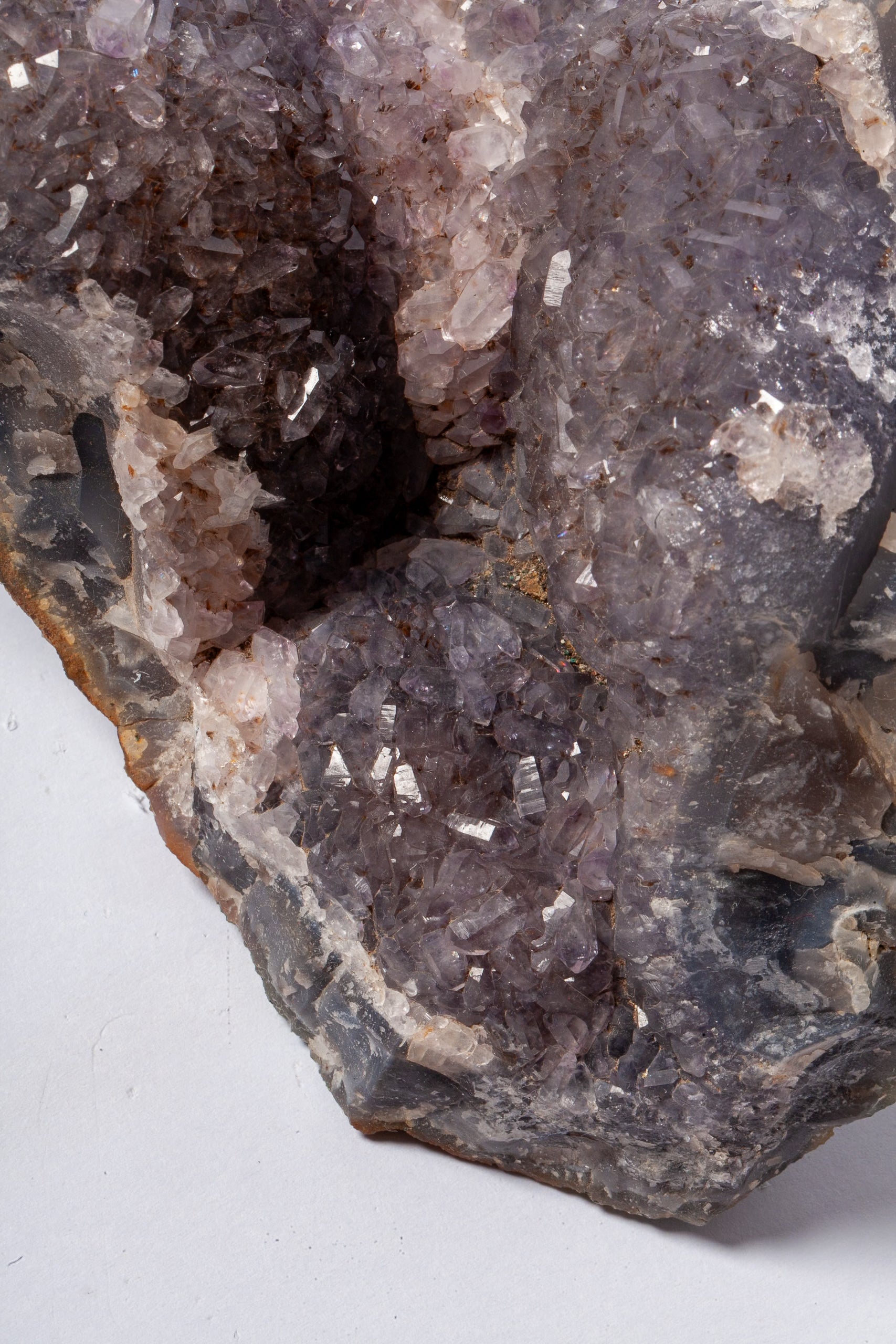 Ametista Cristallina Naturale – Drusa Profonda con Cavità Multiple
