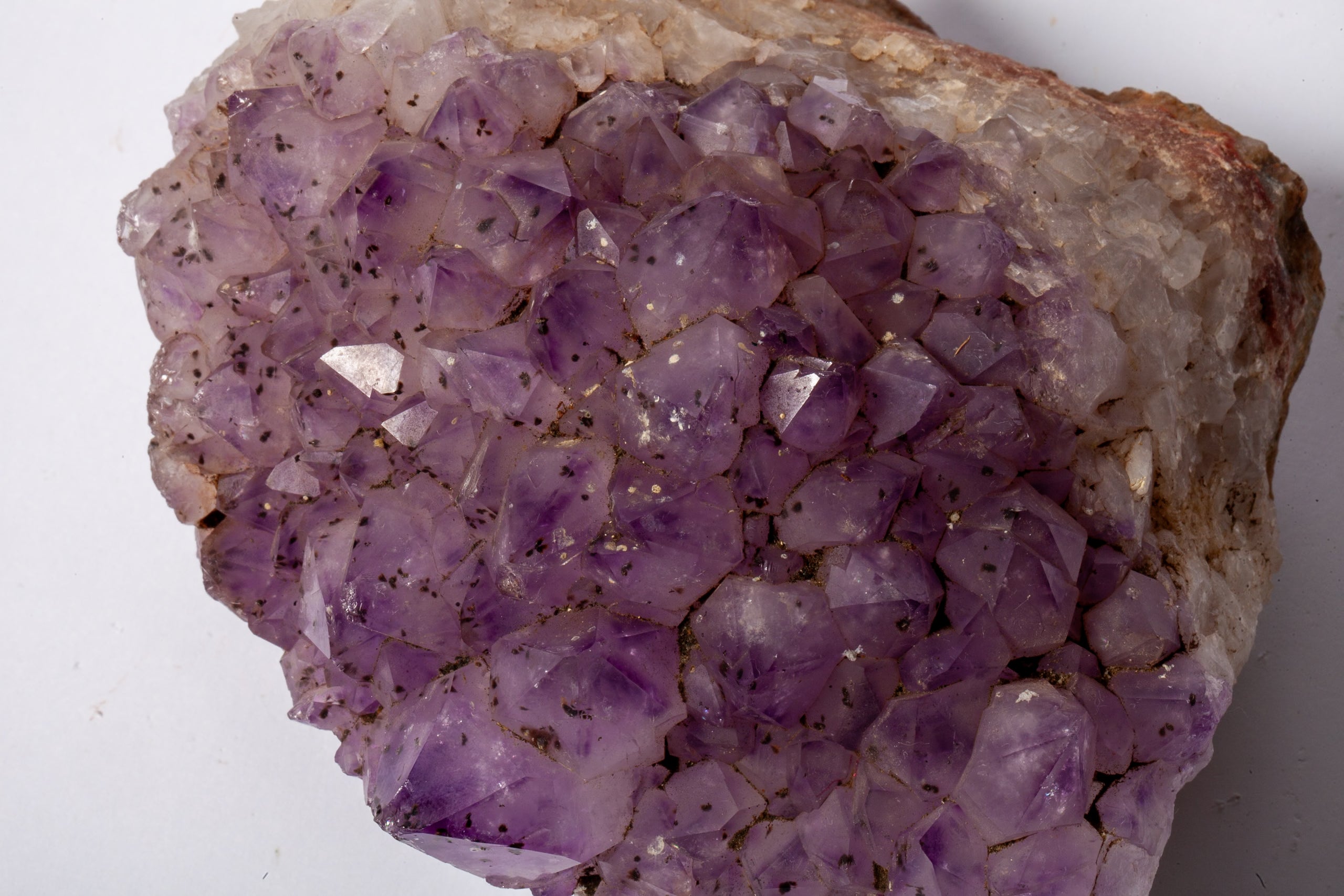 Cluster di Ametista su Matrice di Quarzo e Ematite – Pezzo Trifasico