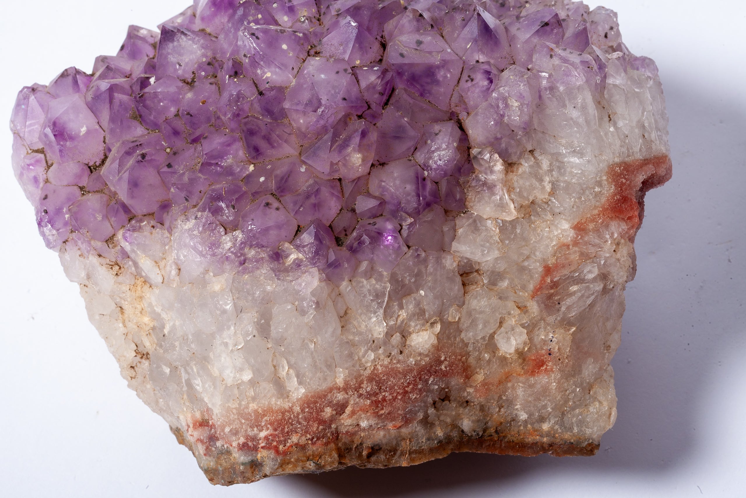 Cluster di Ametista su Matrice di Quarzo e Ematite – Pezzo Trifasico