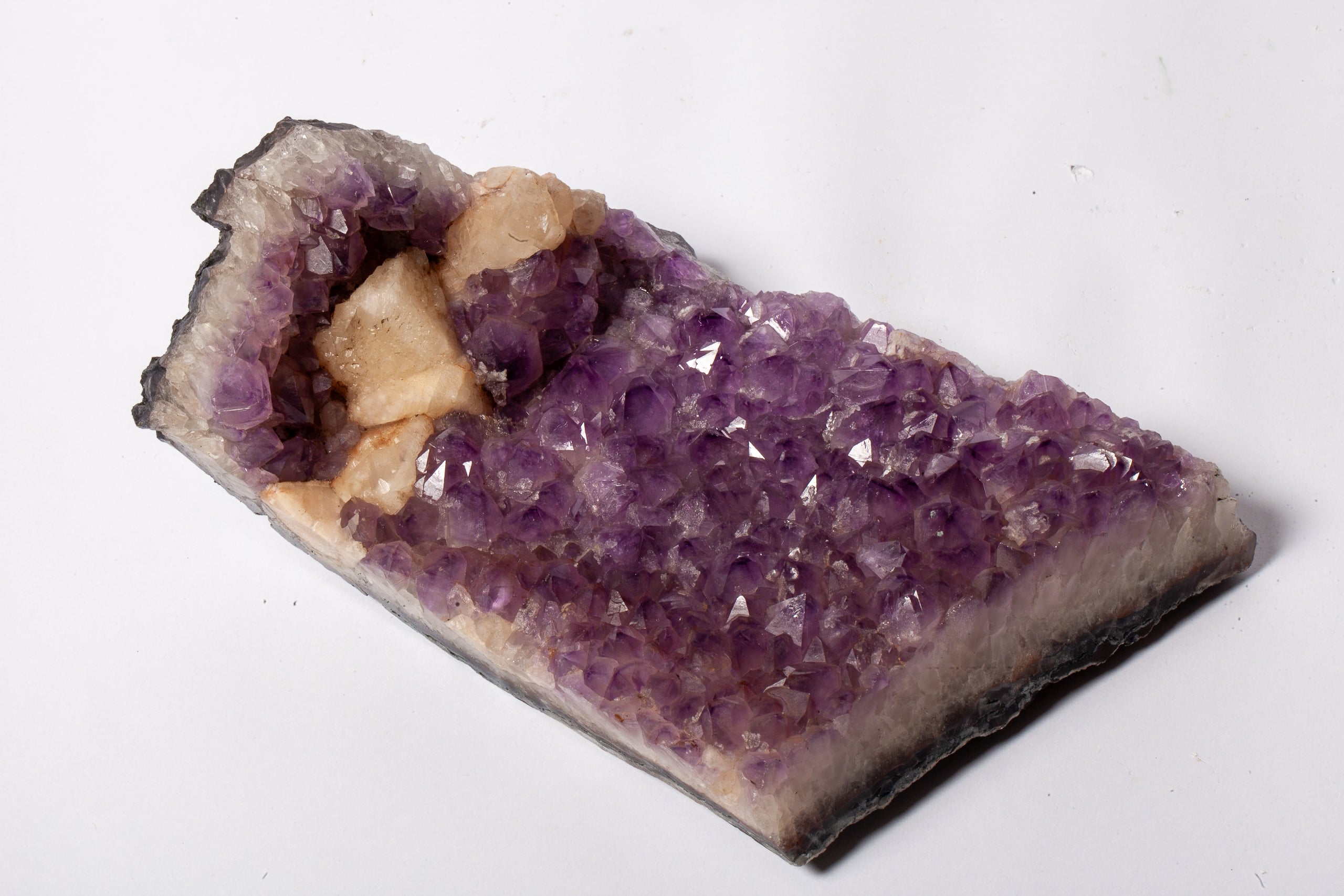 Lastra di Ametista Druzy con Inclusione di Calcite – Viola Intenso