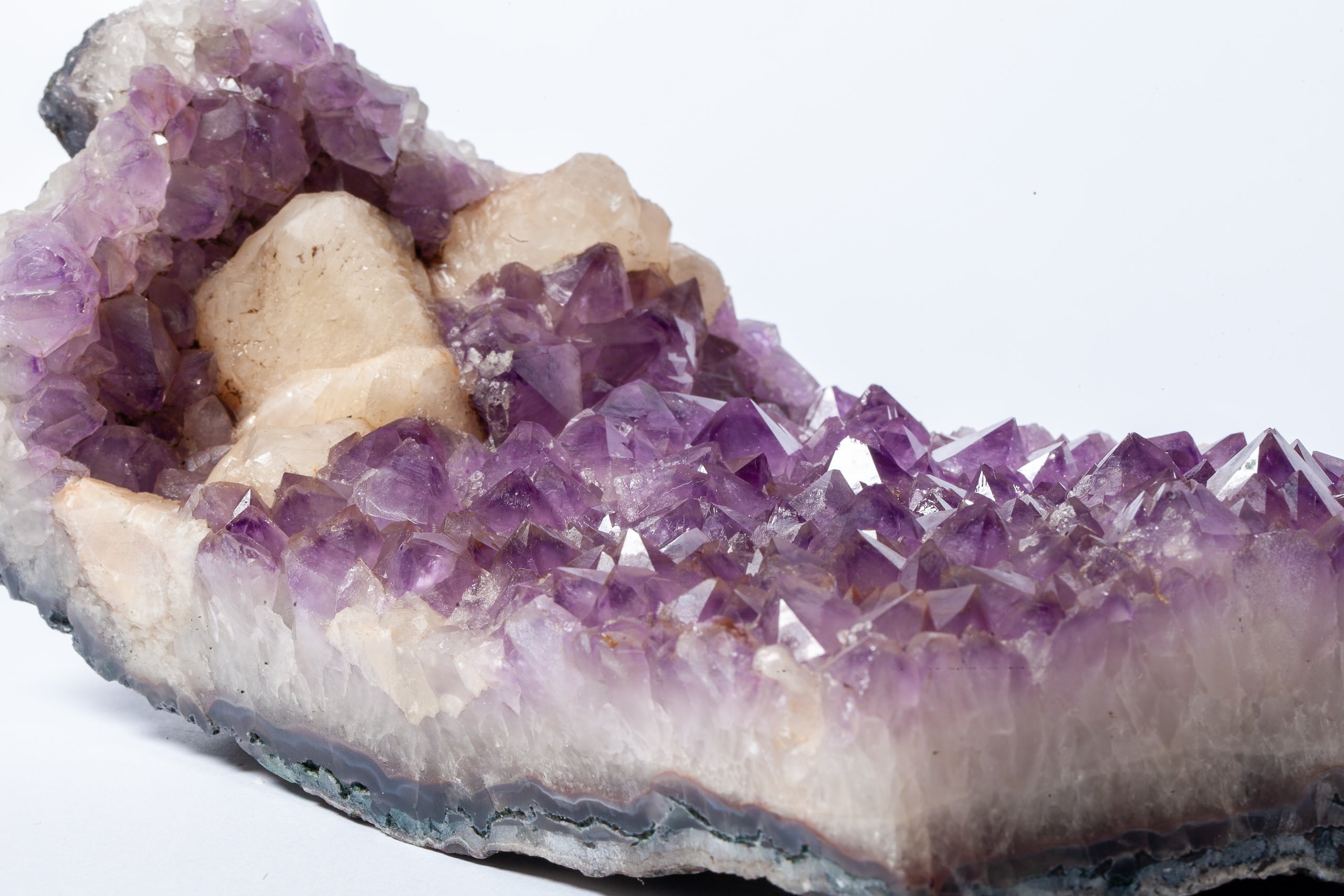 Lastra di Ametista Druzy con Inclusione di Calcite – Viola Intenso