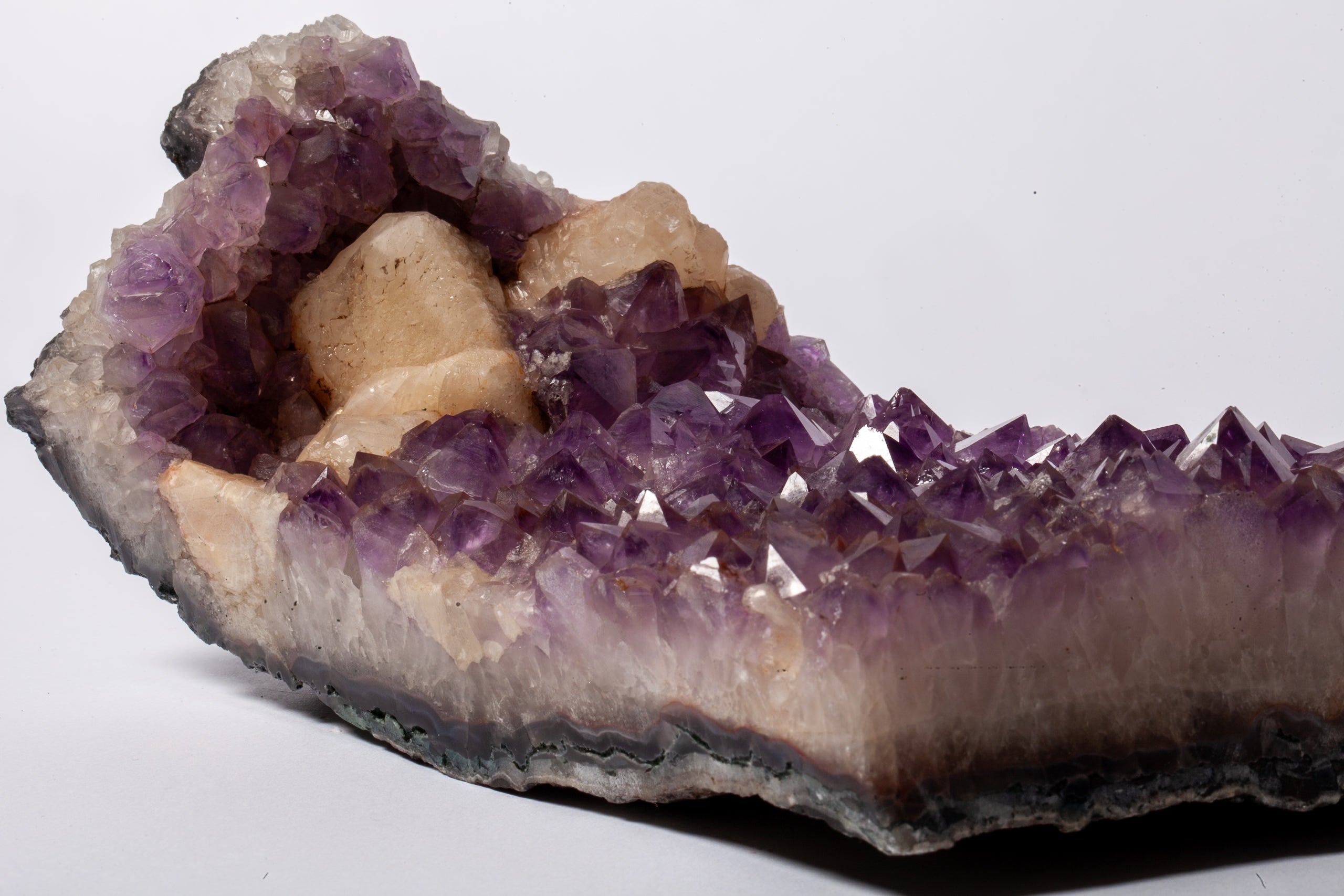 Lastra di Ametista Druzy con Inclusione di Calcite – Viola Intenso