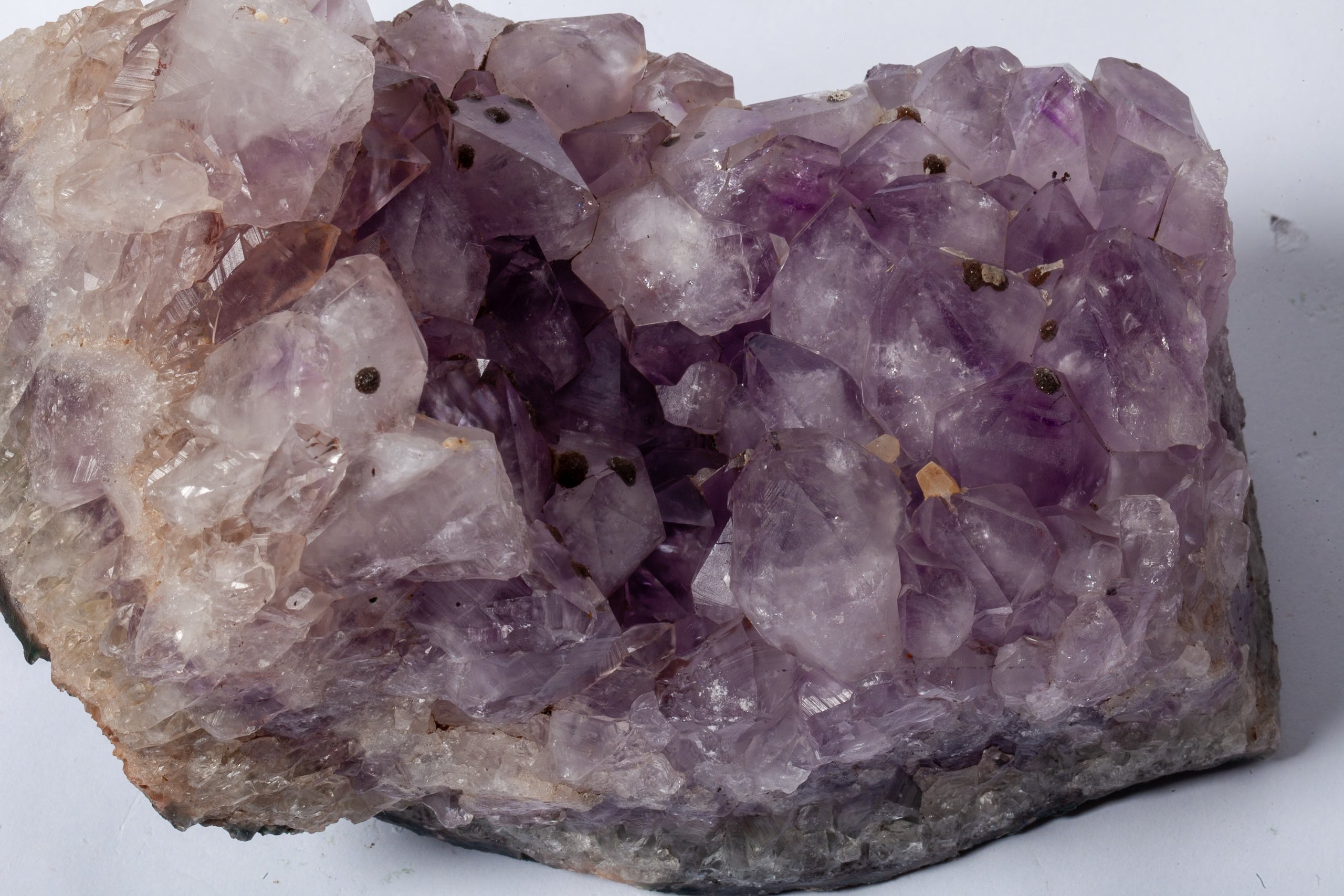 Cluster di Ametista Naturale – Lilla Delicato con Cristalli Trasparenti