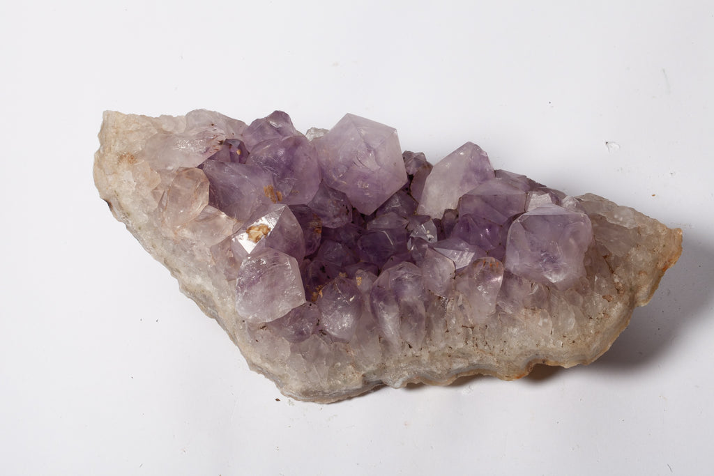 Cluster di Ametista su Matrice di Quarzo – Cristalli Viola Tenue