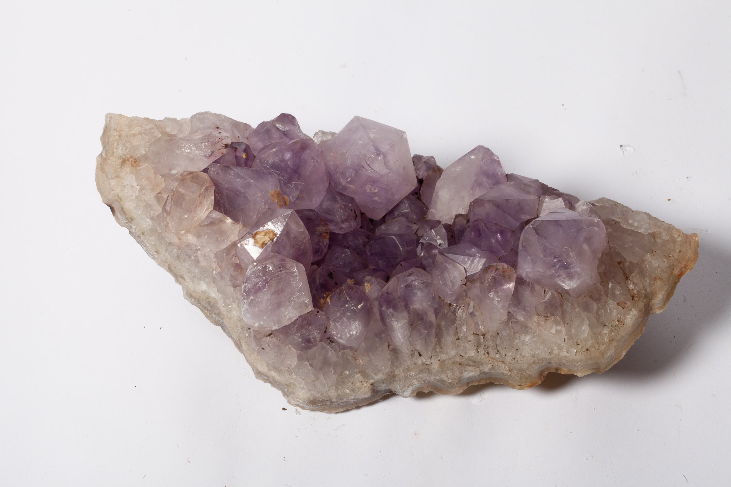 Cluster di Ametista su Matrice di Quarzo – Cristalli Viola Tenue