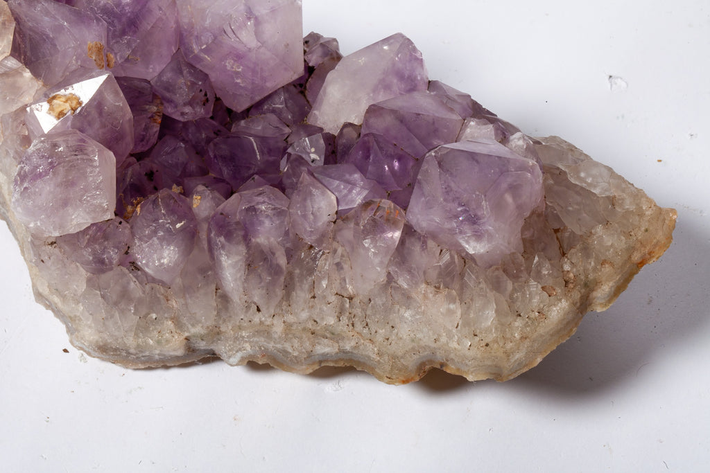 Cluster di Ametista su Matrice di Quarzo – Cristalli Viola Tenue