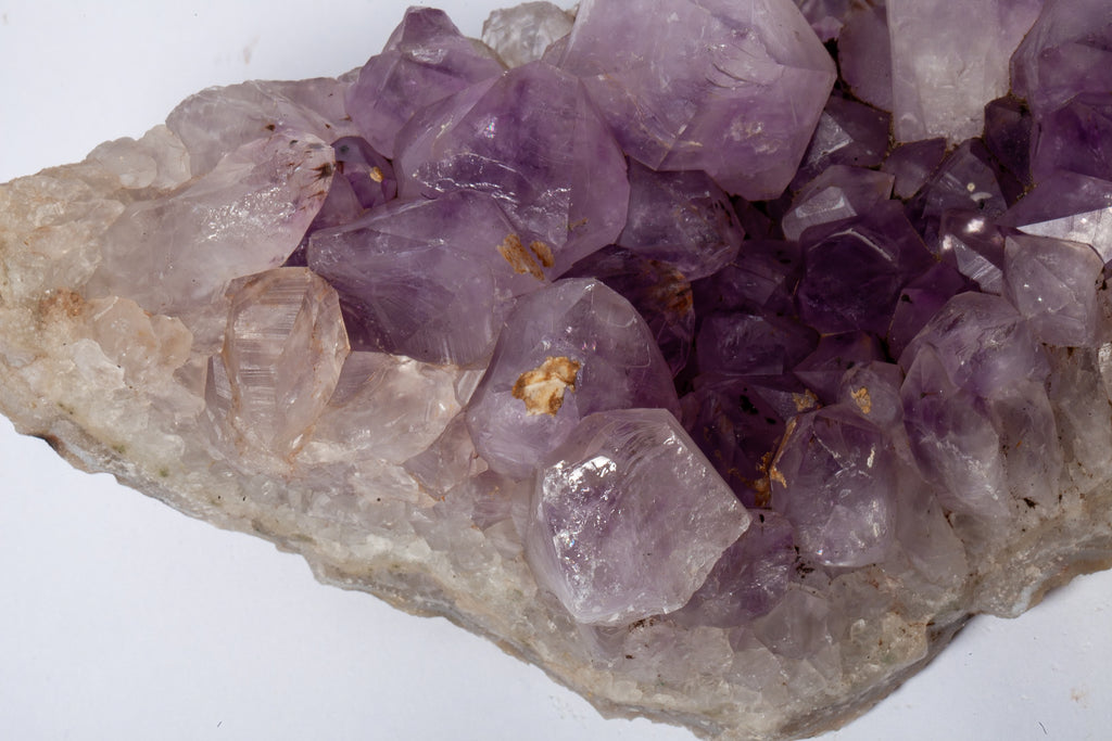 Cluster di Ametista su Matrice di Quarzo – Cristalli Viola Tenue