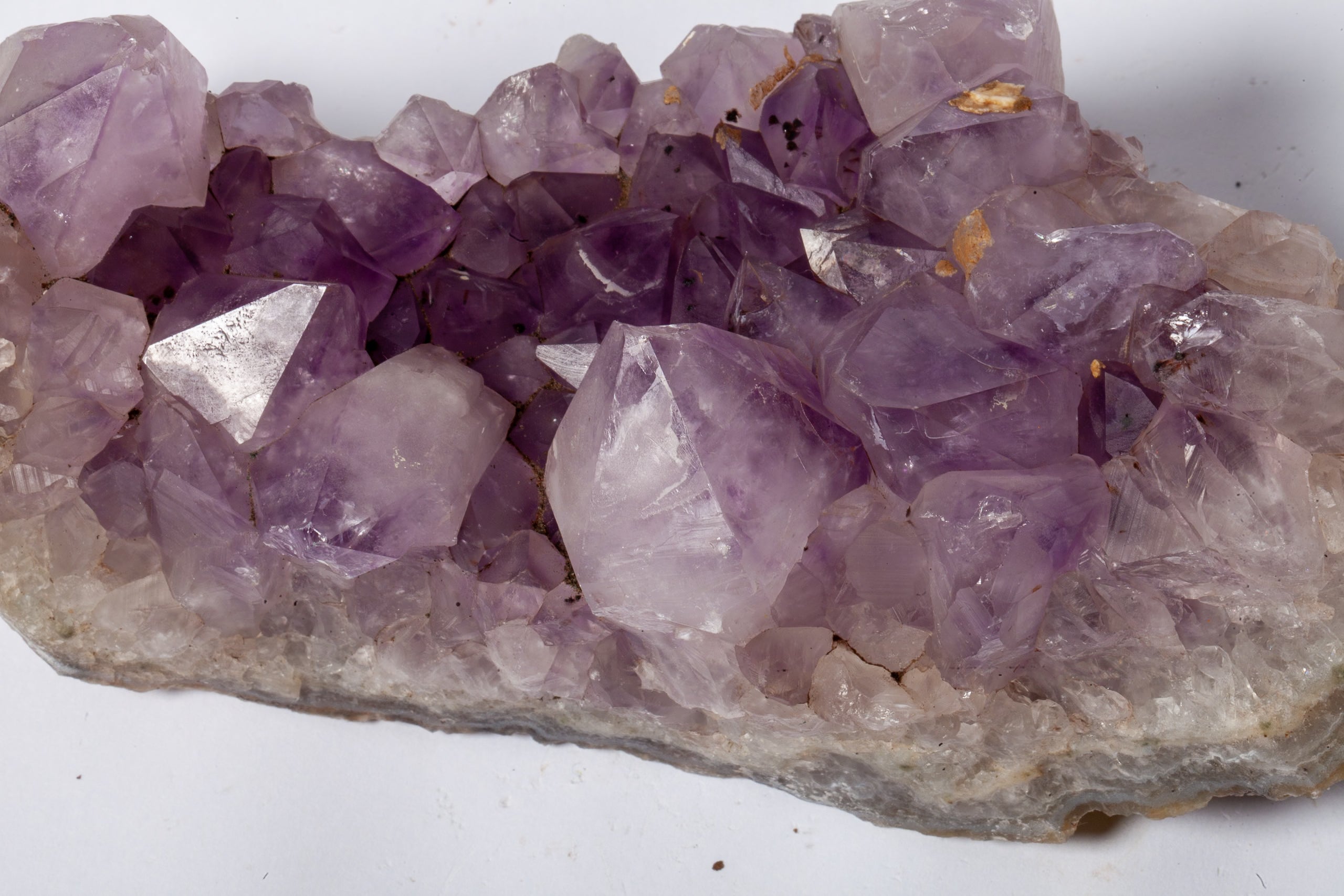 Cluster di Ametista su Matrice di Quarzo – Cristalli Viola Tenue