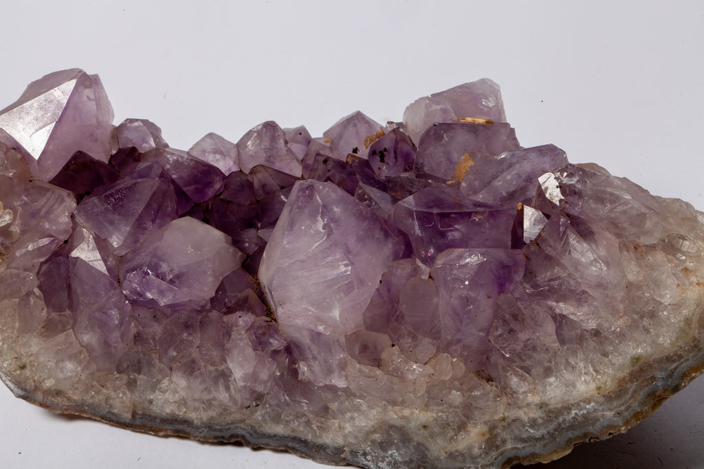 Cluster di Ametista su Matrice di Quarzo – Cristalli Viola Tenue
