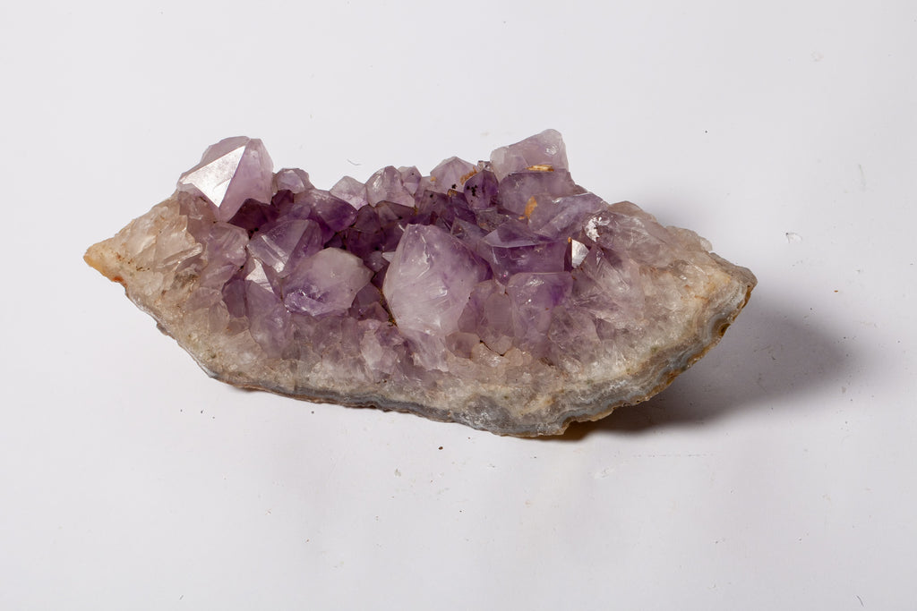 Cluster di Ametista su Matrice di Quarzo – Cristalli Viola Tenue
