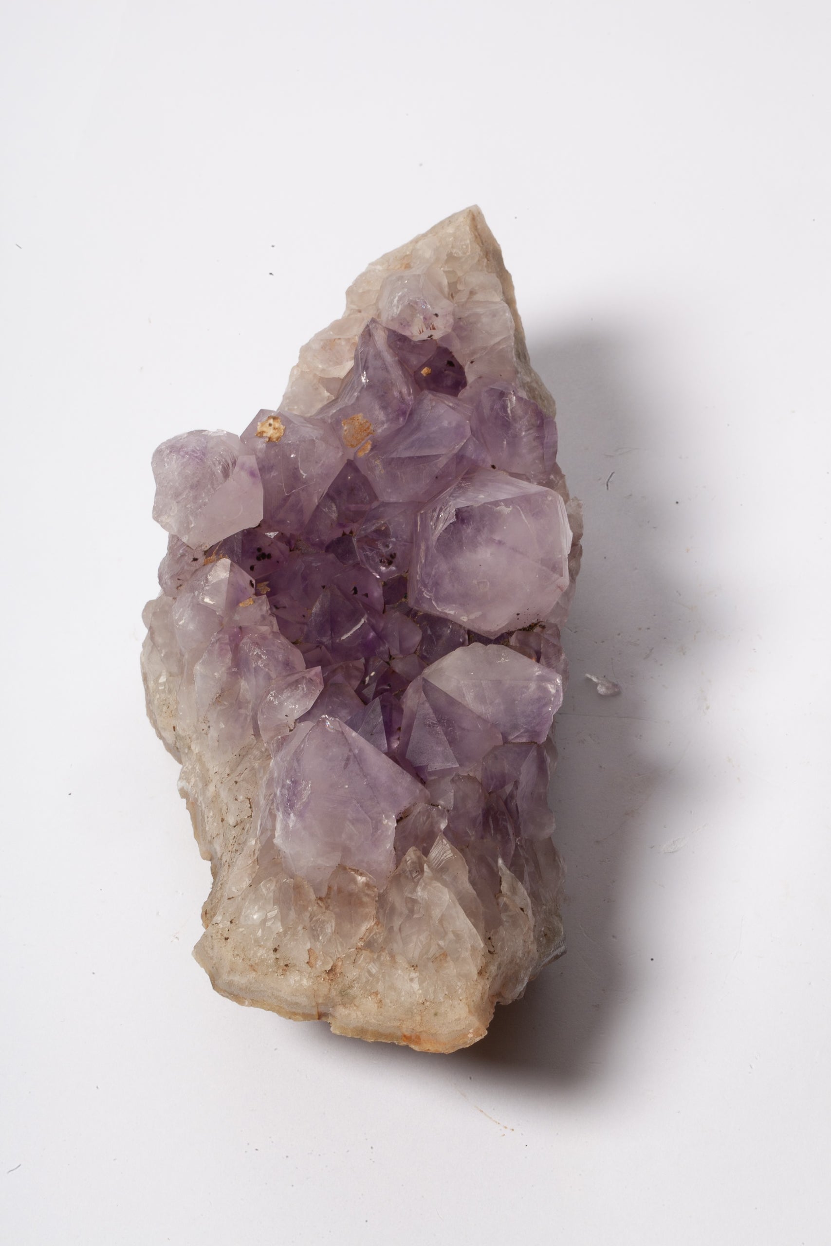 Cluster di Ametista su Matrice di Quarzo – Cristalli Viola Tenue