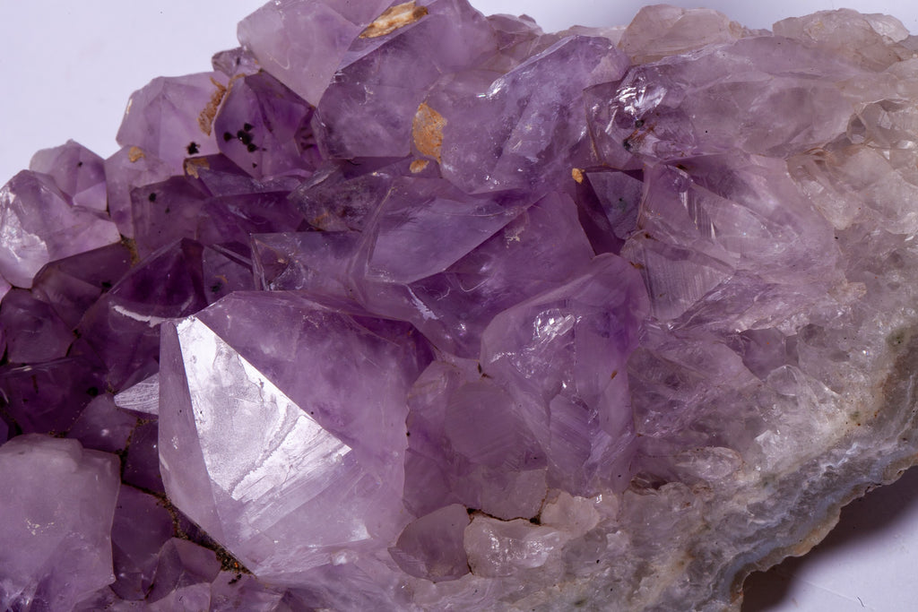 Cluster di Ametista su Matrice di Quarzo – Cristalli Viola Tenue