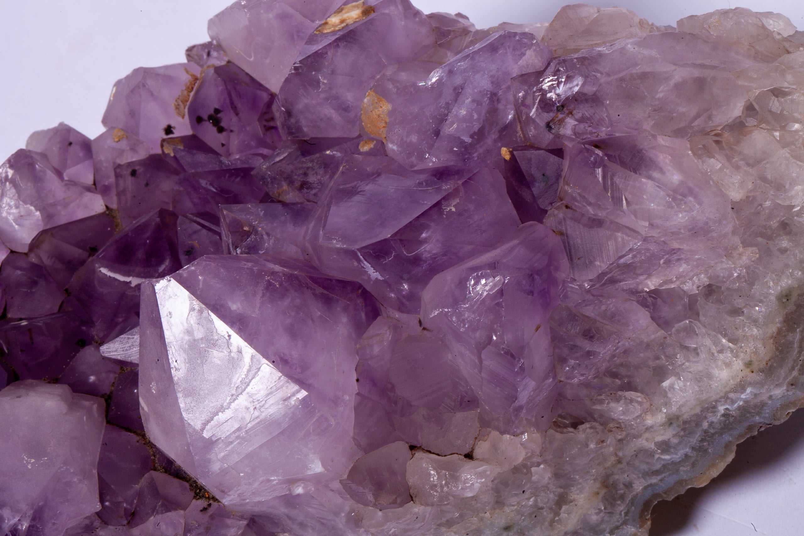 Cluster di Ametista su Matrice di Quarzo – Cristalli Viola Tenue