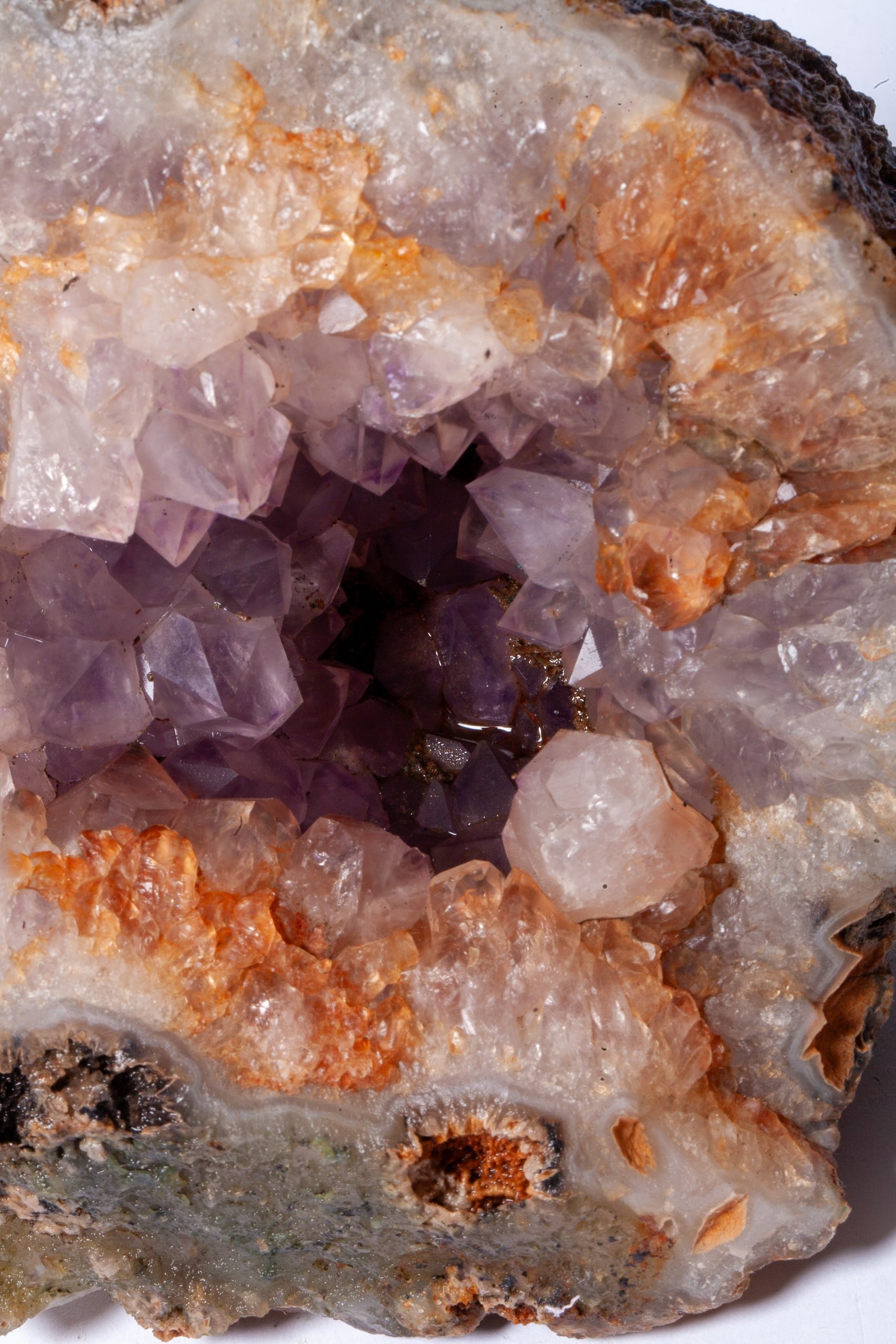 Geode di Ametista con Calcite e Quarzo – Un Universo di Cristalli