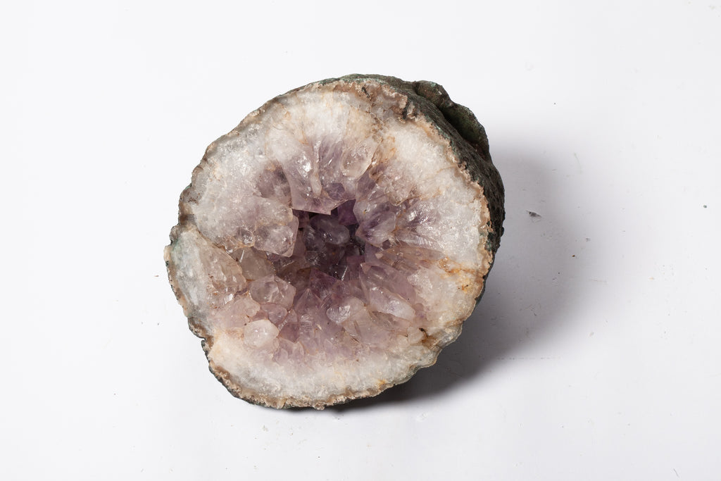 Geode di Ametista Naturale – Mezza Sfera con Matrice Scura