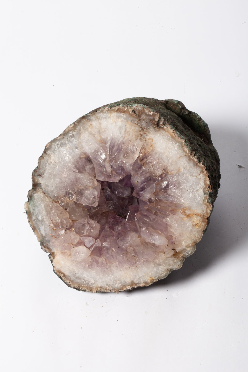 Geode di Ametista Naturale – Mezza Sfera con Matrice Scura