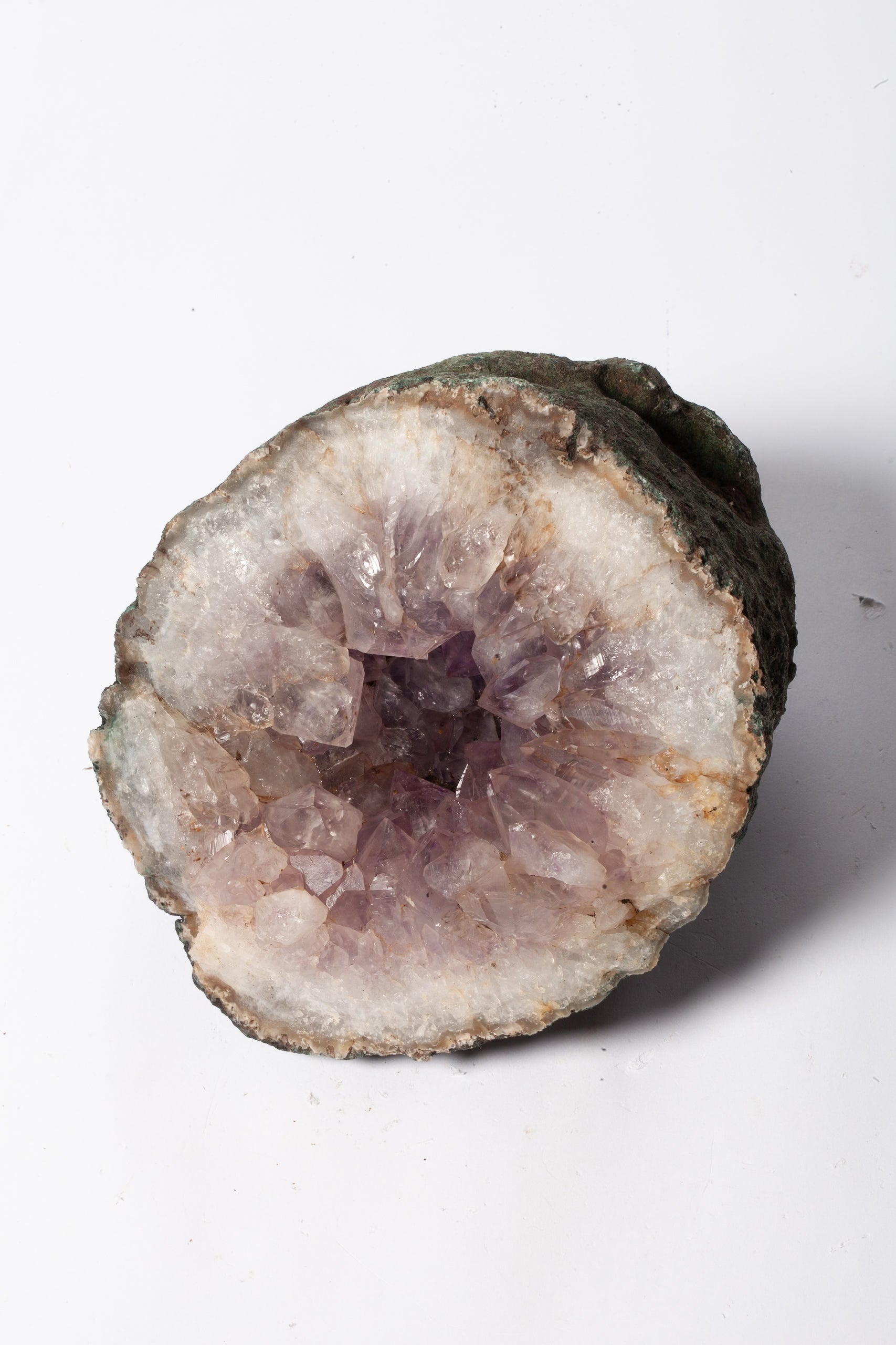 Geode di Ametista Naturale – Mezza Sfera con Matrice Scura