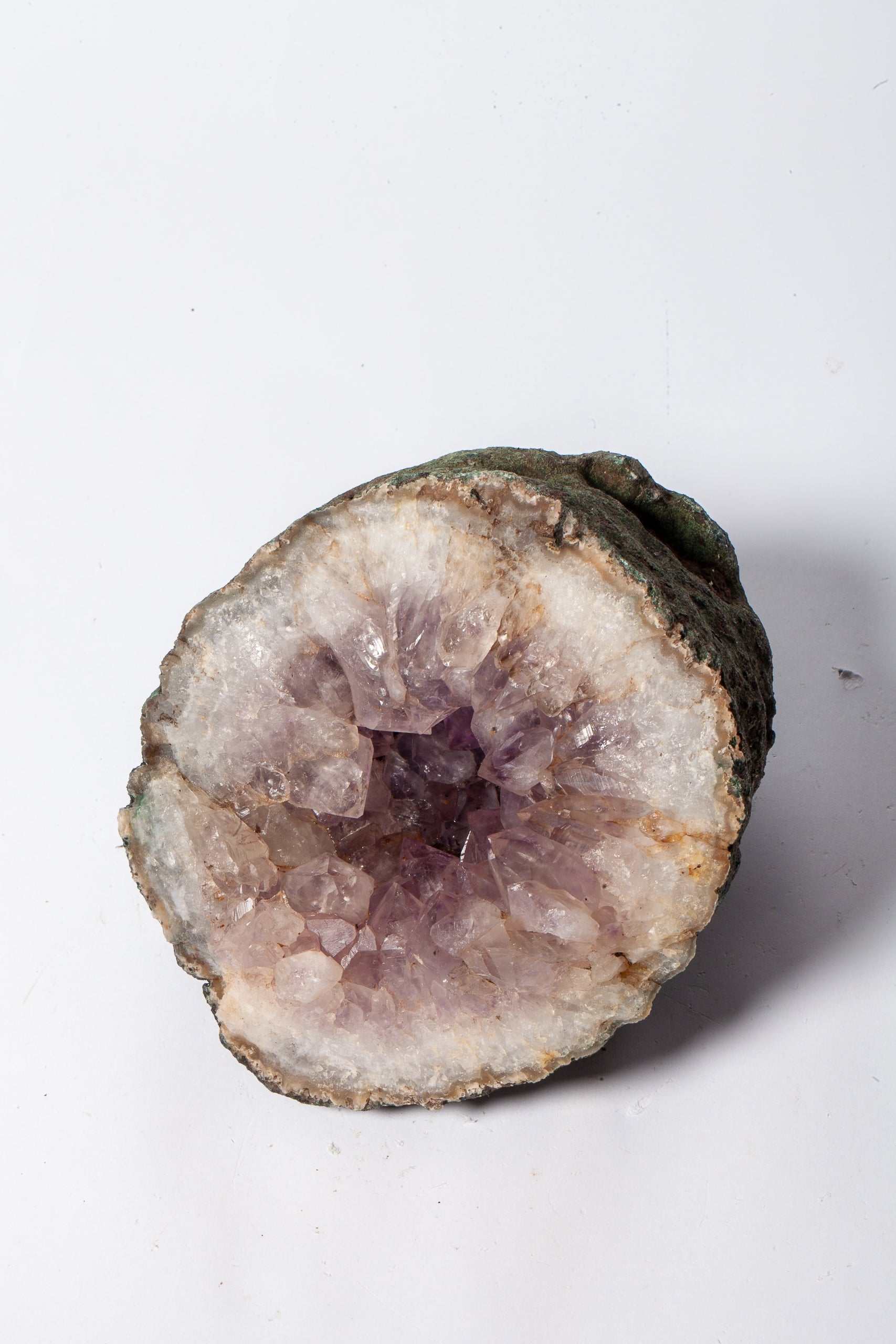 Geode di Ametista Naturale – Mezza Sfera con Matrice Scura