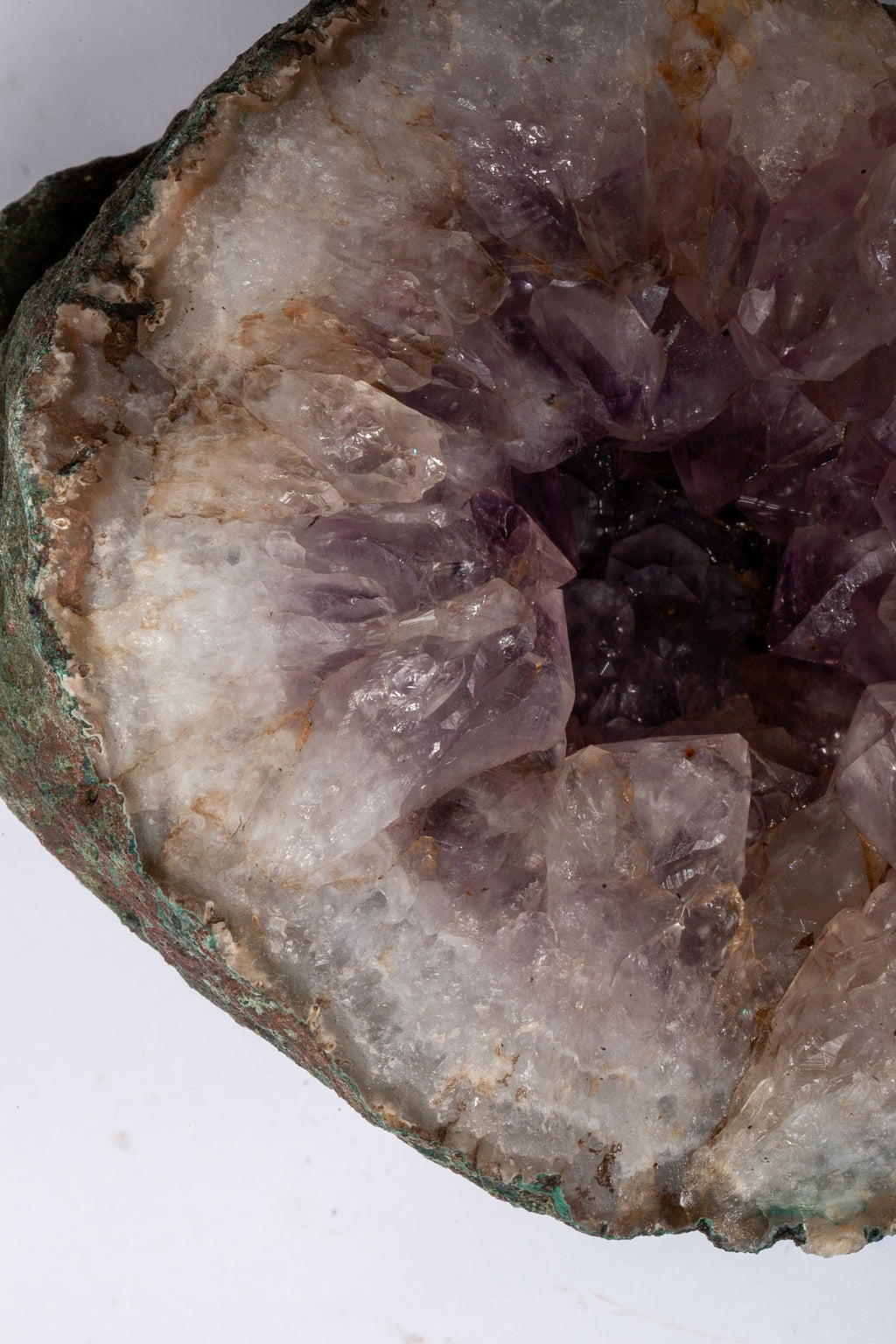 Geode di Ametista Naturale – Mezza Sfera con Matrice Scura