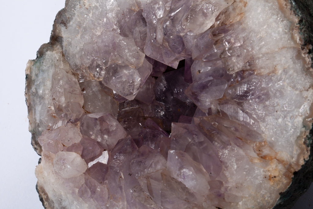 Geode di Ametista Naturale – Mezza Sfera con Matrice Scura