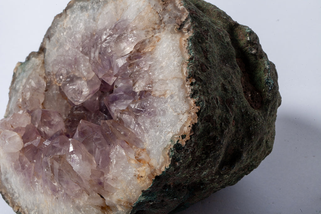 Geode di Ametista Naturale – Mezza Sfera con Matrice Scura