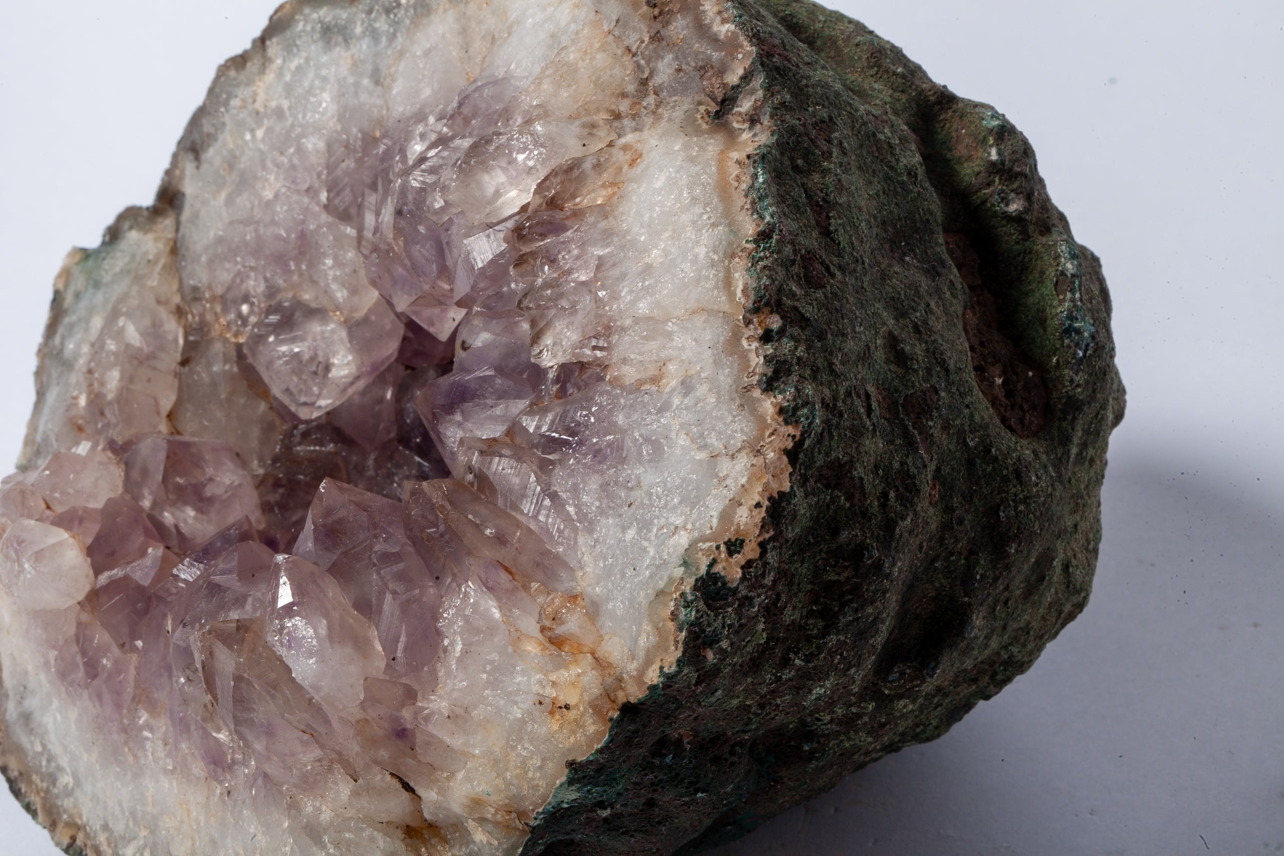 Geode di Ametista Naturale – Mezza Sfera con Matrice Scura