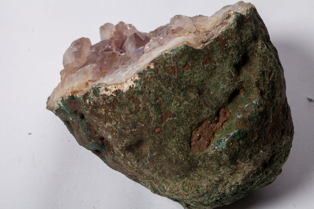 Geode di Ametista Naturale – Mezza Sfera con Matrice Scura