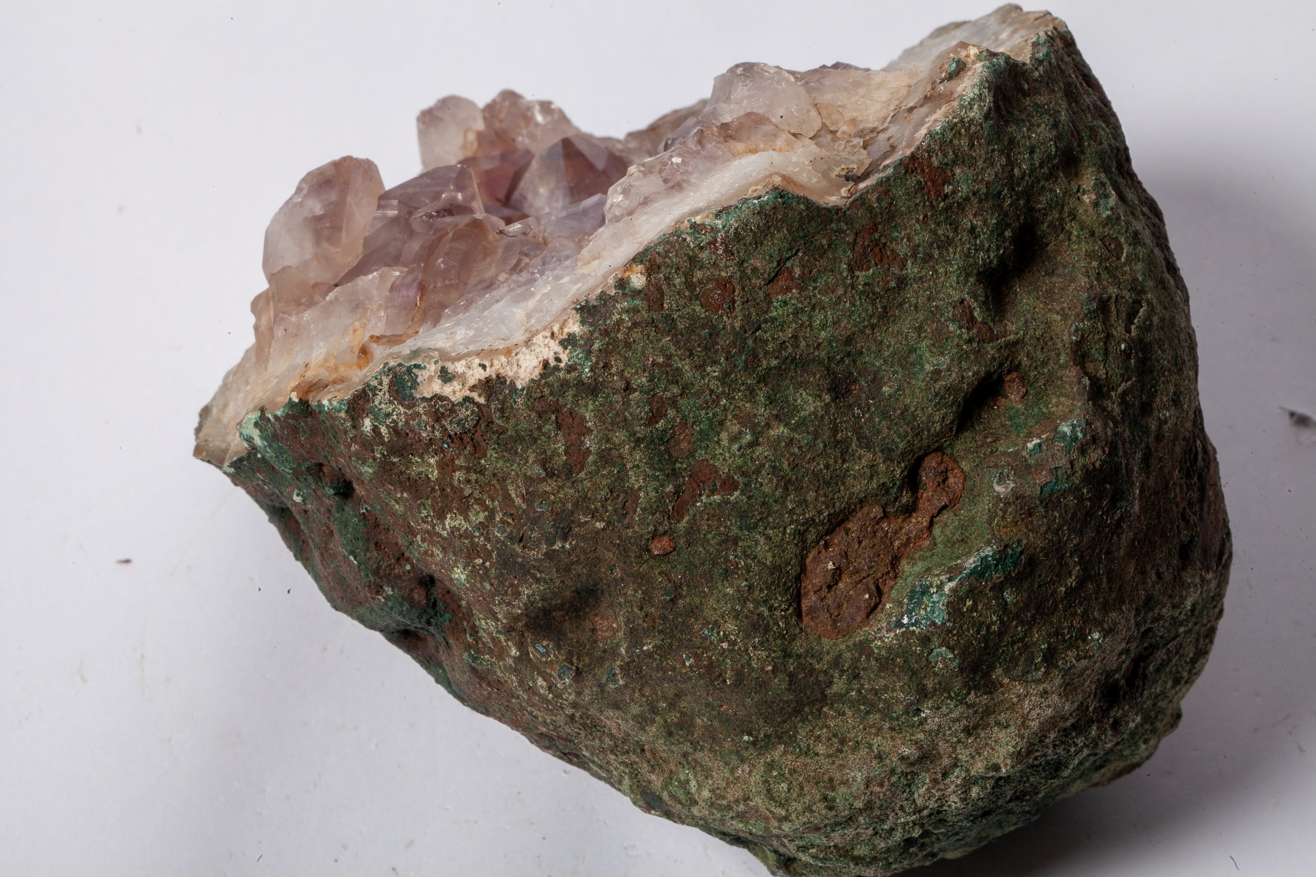 Geode di Ametista Naturale – Mezza Sfera con Matrice Scura