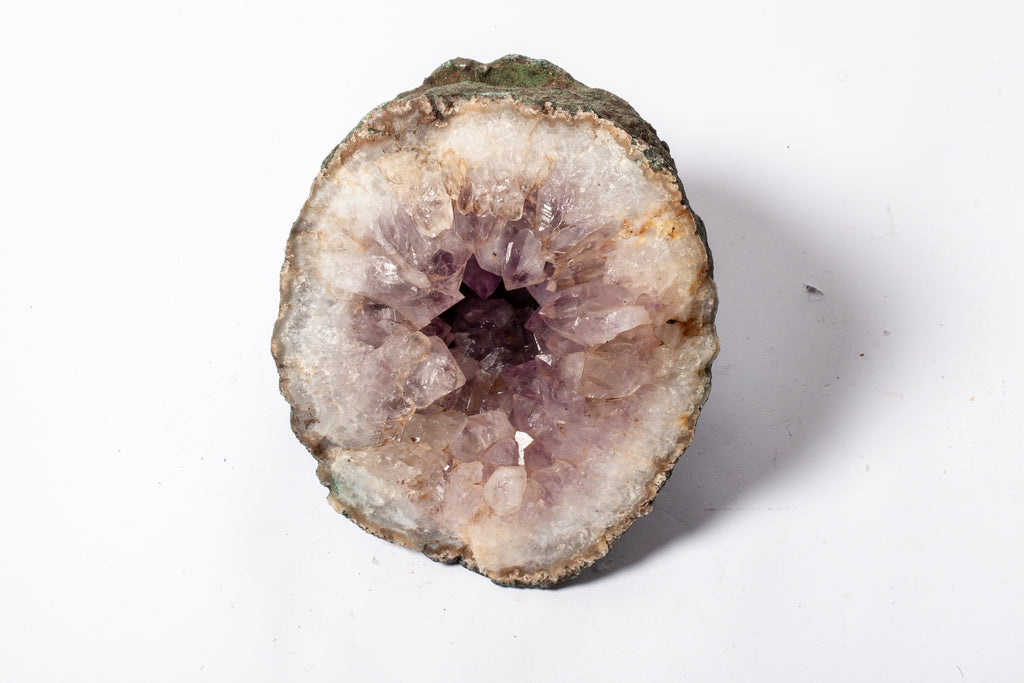 Geode di Ametista Naturale – Mezza Sfera con Matrice Scura