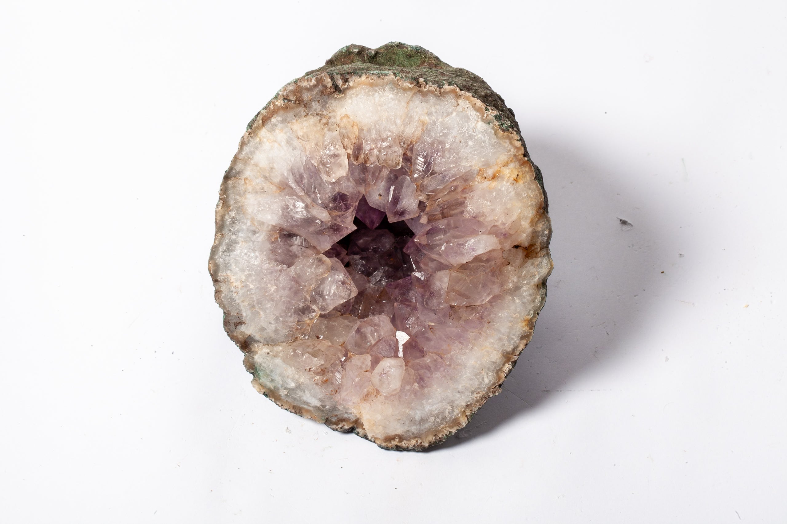 Geode di Ametista Naturale – Mezza Sfera con Matrice Scura