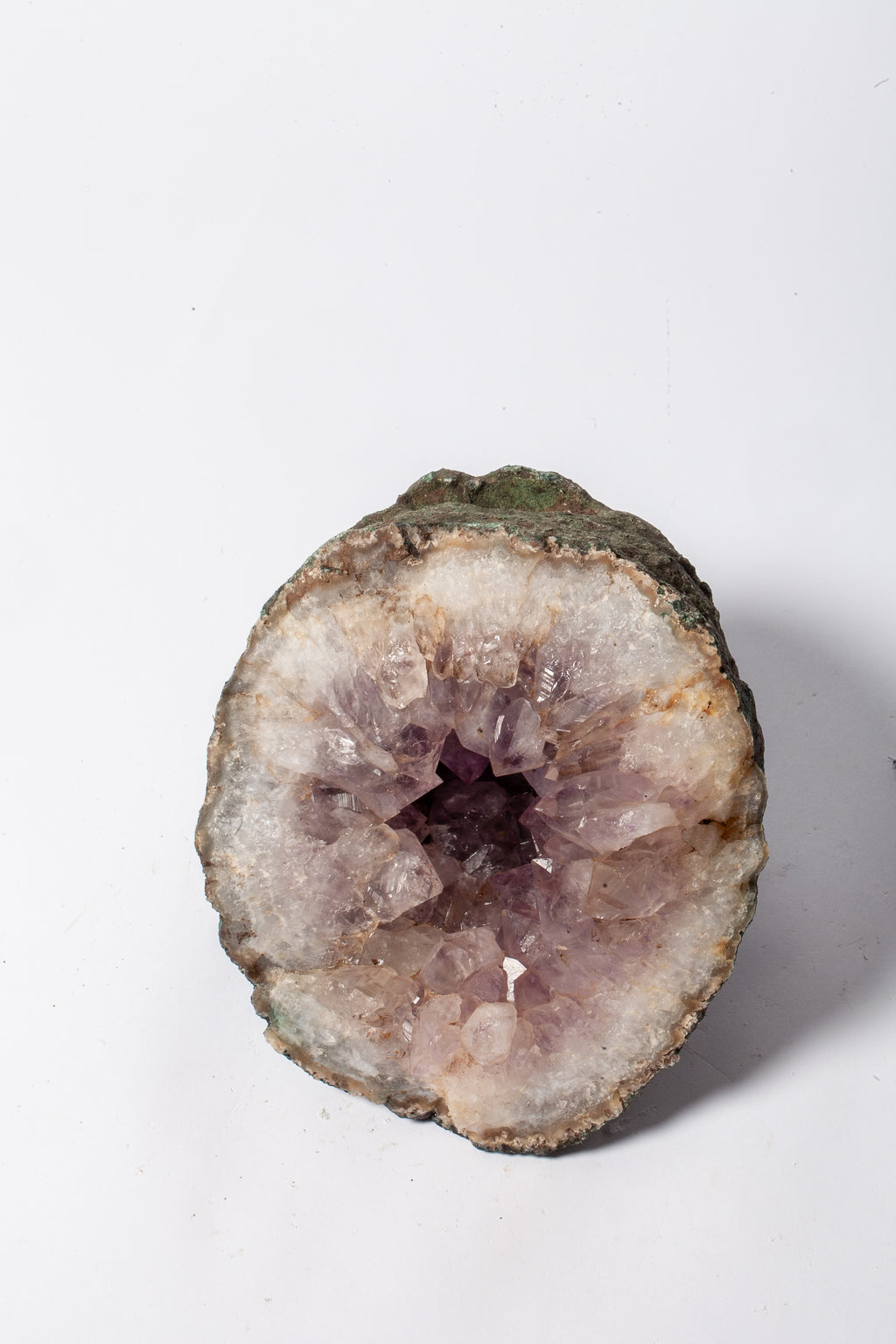 Geode di Ametista Naturale – Mezza Sfera con Matrice Scura