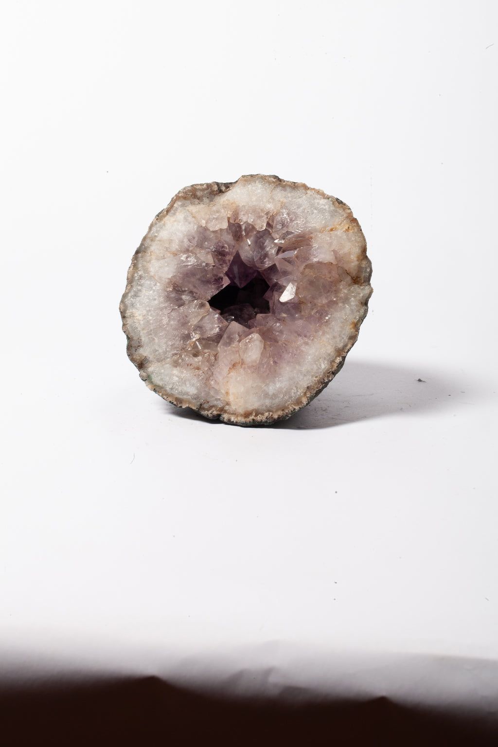 Geode di Ametista Naturale – Mezza Sfera con Matrice Scura