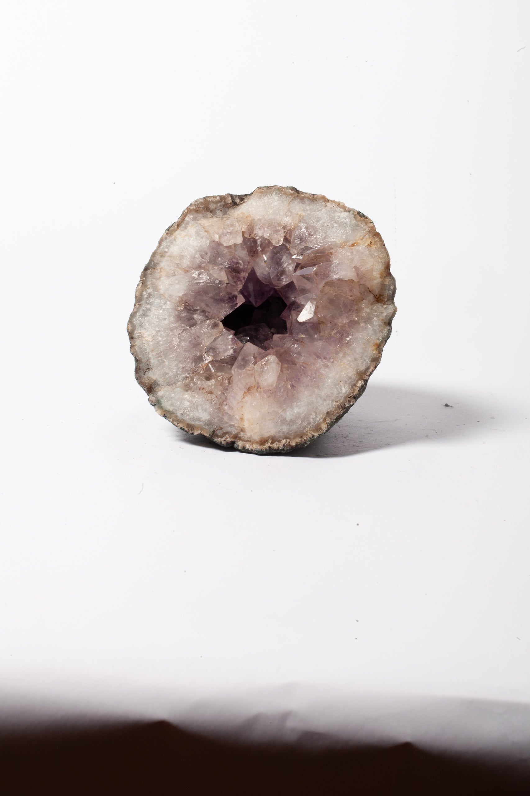 Geode di Ametista Naturale – Mezza Sfera con Matrice Scura