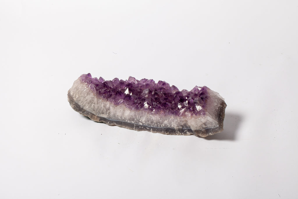 Cluster di Ametista Naturale – Lastra Allungata con Cristalli Viola Intenso