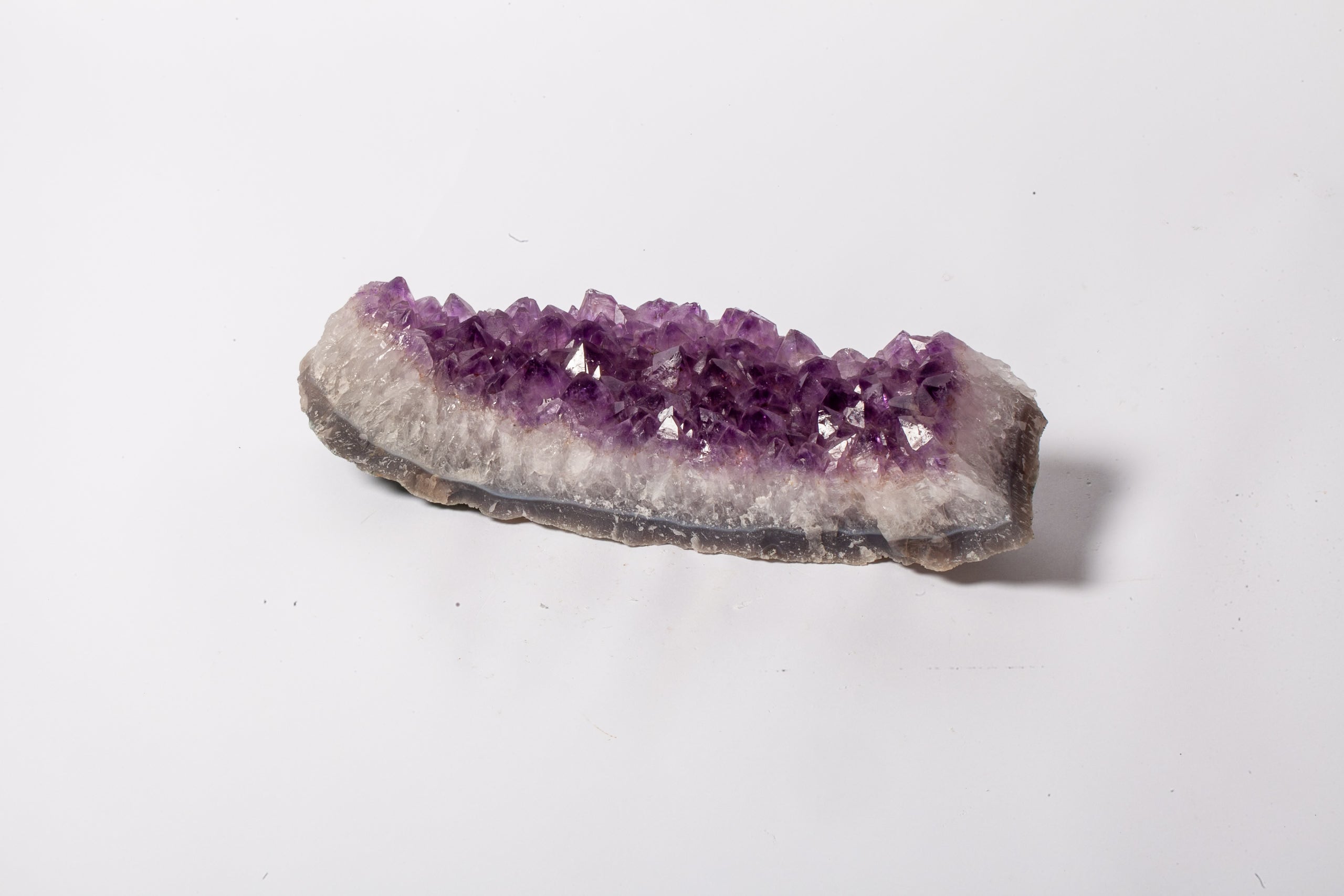 Cluster di Ametista Naturale – Lastra Allungata con Cristalli Viola Intenso