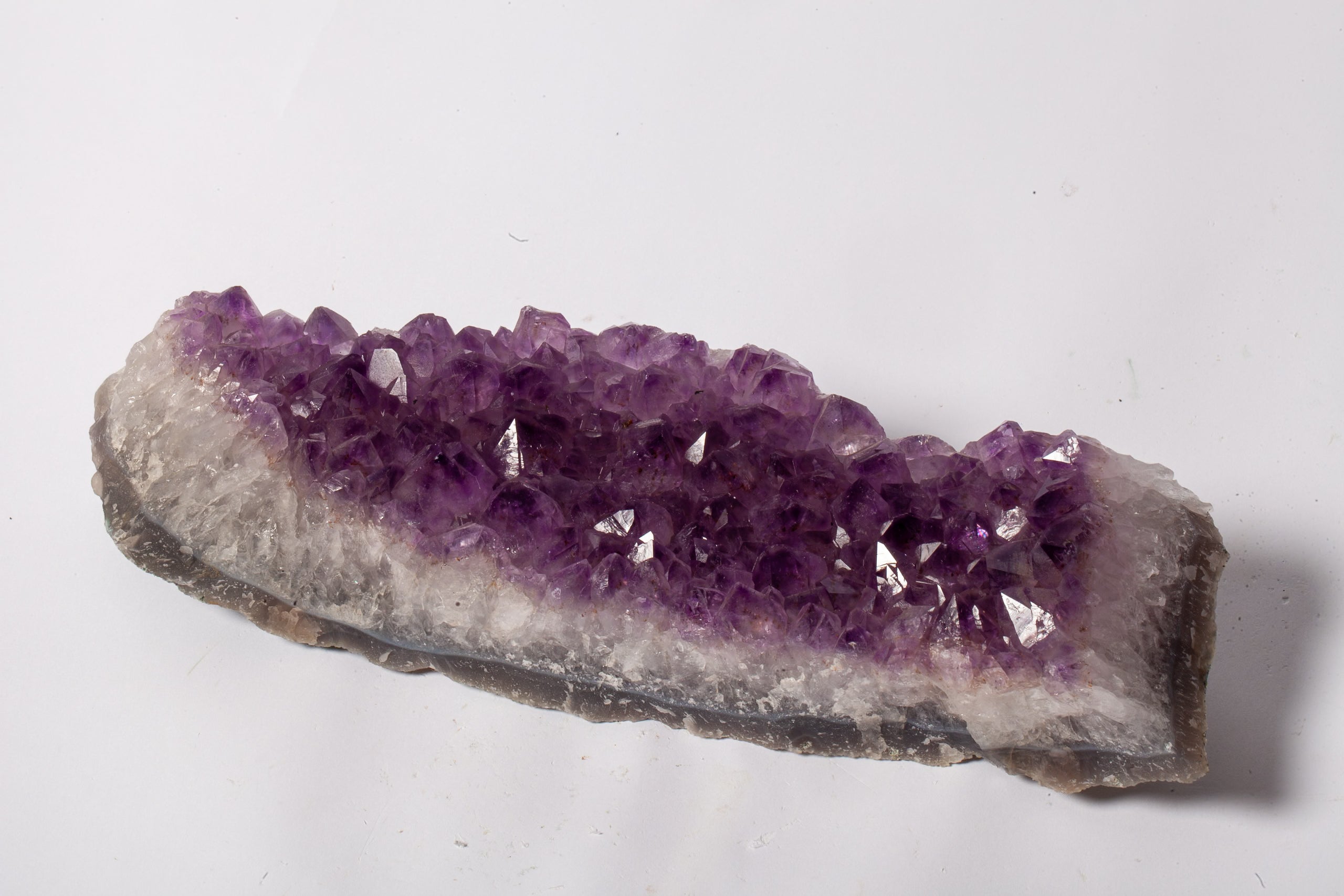 Cluster di Ametista Naturale – Lastra Allungata con Cristalli Viola Intenso