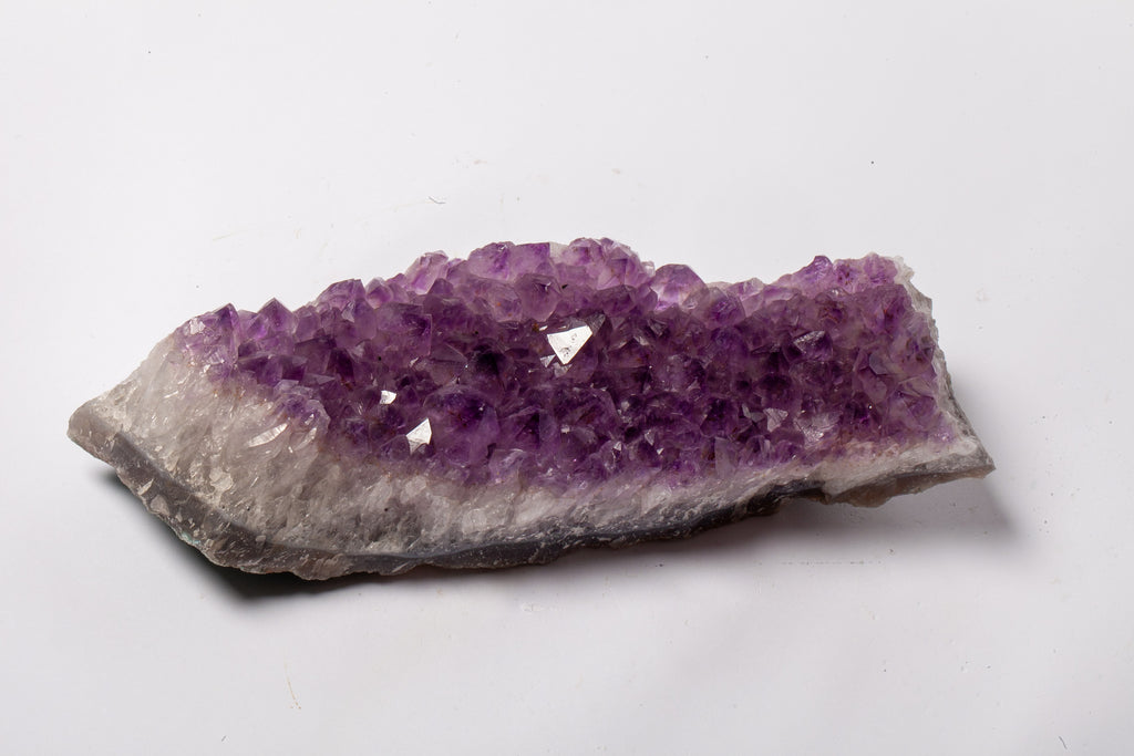 Cluster di Ametista Naturale – Lastra Allungata con Cristalli Viola Intenso