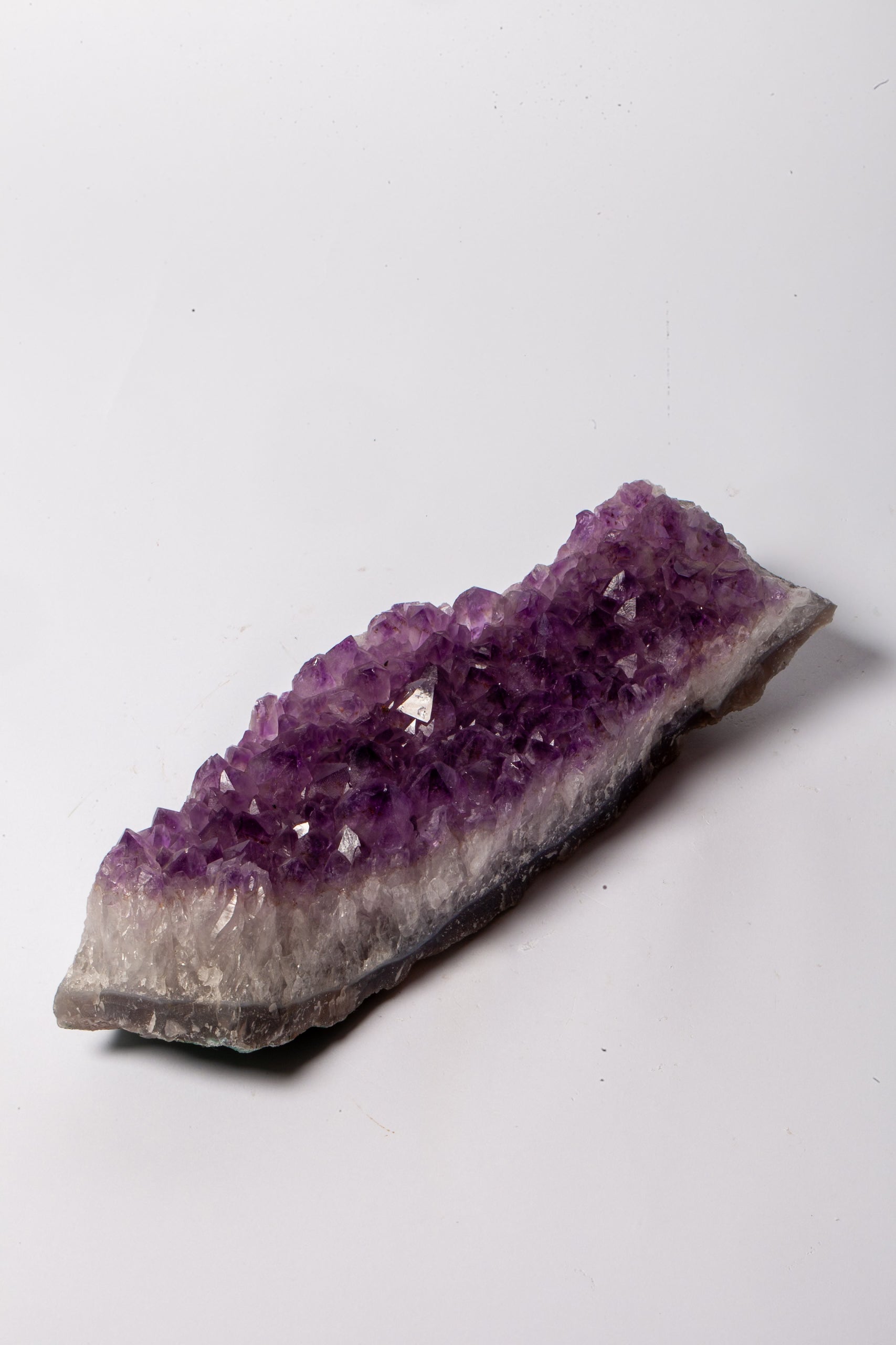 Cluster di Ametista Naturale – Lastra Allungata con Cristalli Viola Intenso