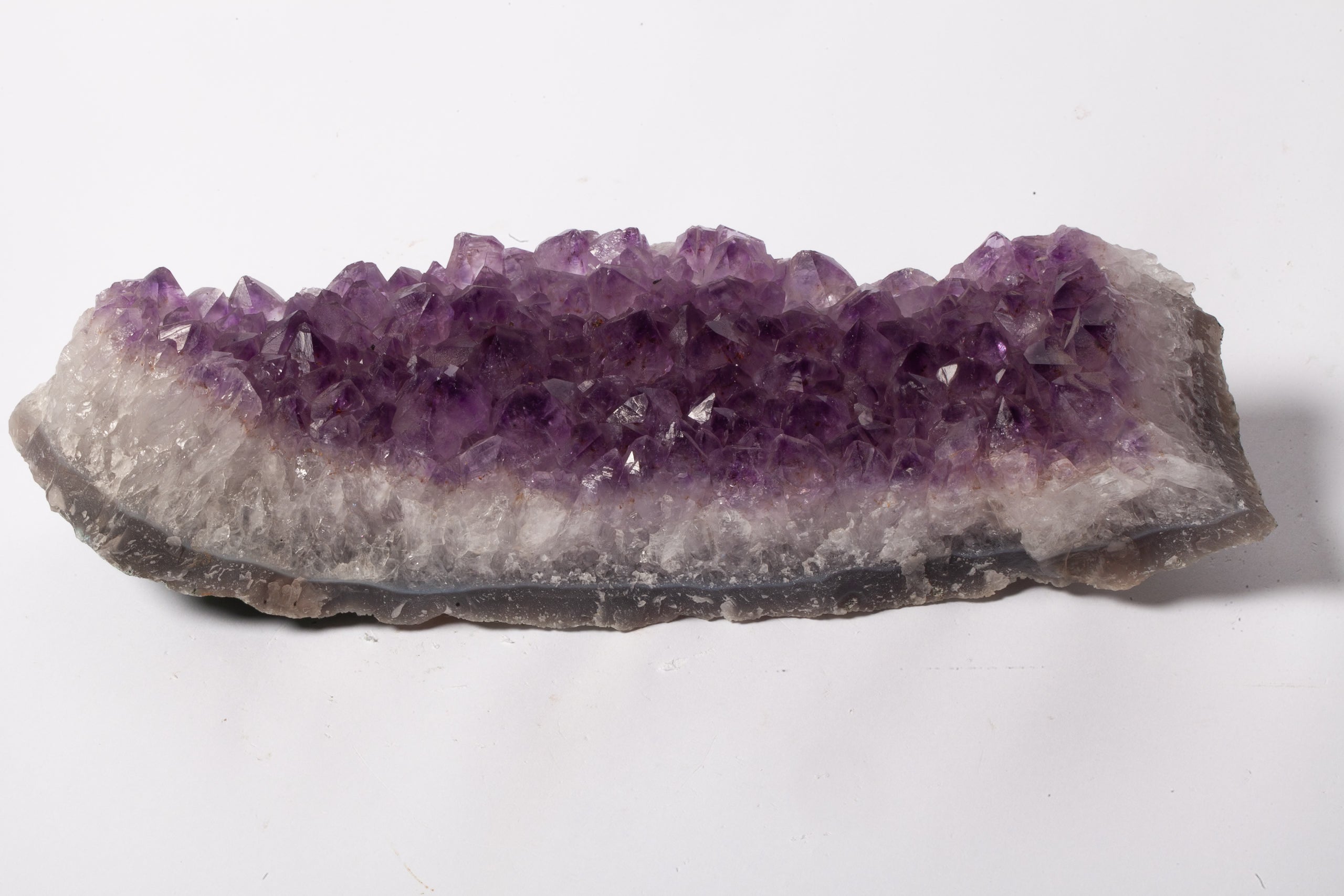 Cluster di Ametista Naturale – Lastra Allungata con Cristalli Viola Intenso