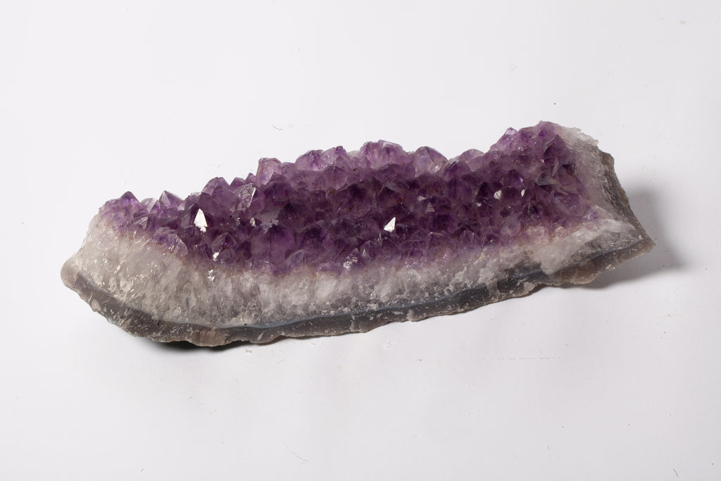 Cluster di Ametista Naturale – Lastra Allungata con Cristalli Viola Intenso