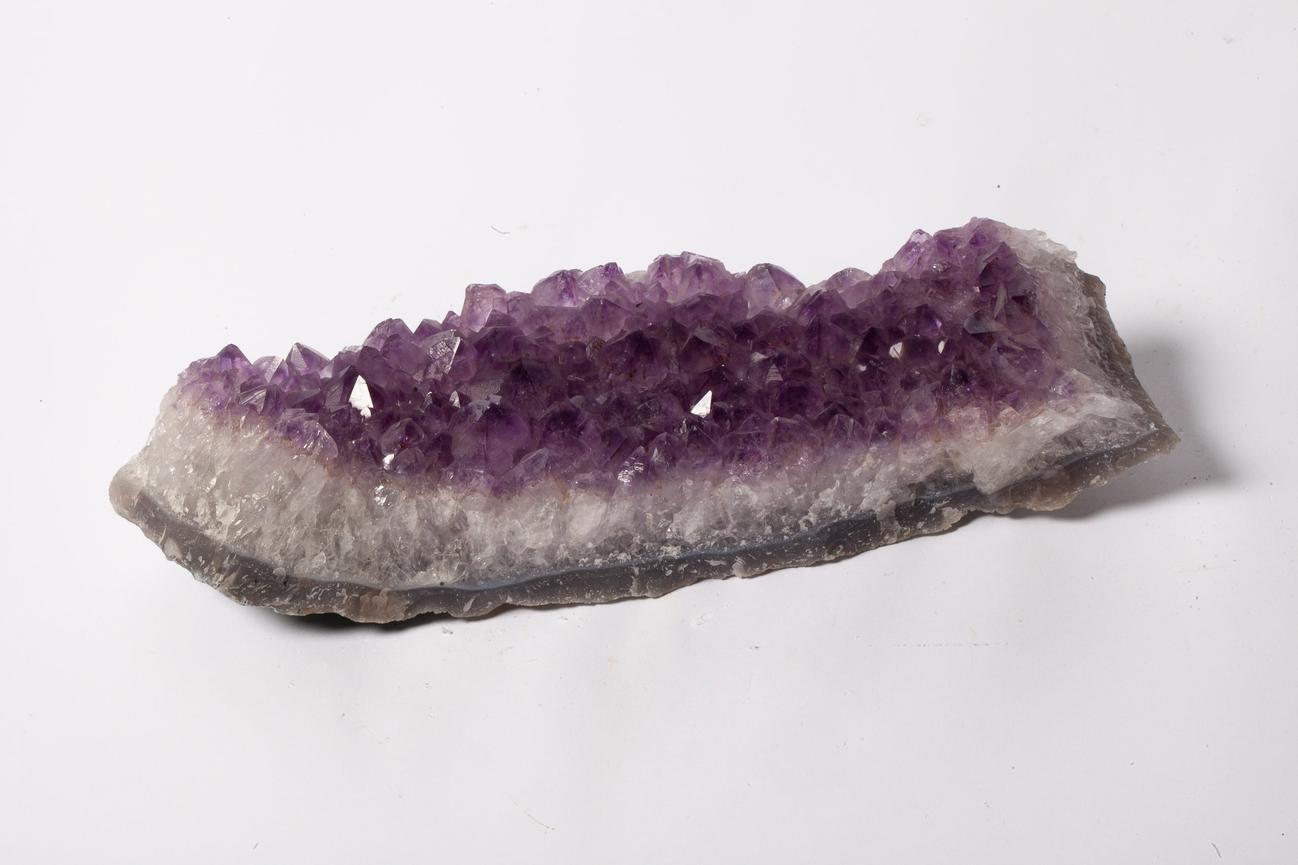 Cluster di Ametista Naturale – Lastra Allungata con Cristalli Viola Intenso