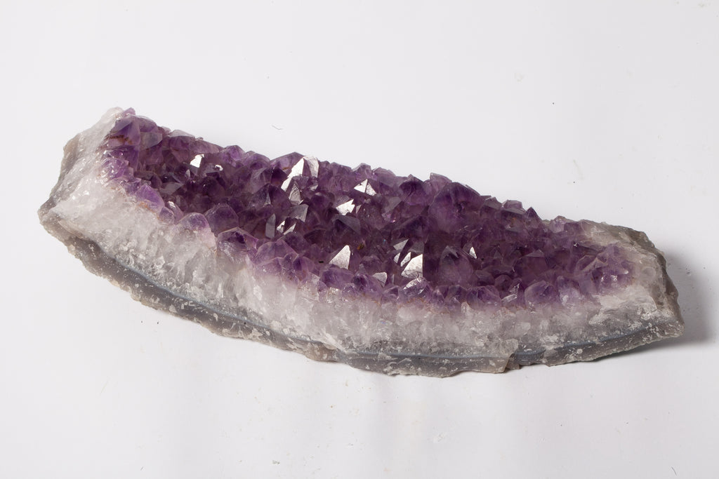 Cluster di Ametista Naturale – Lastra Allungata con Cristalli Viola Intenso