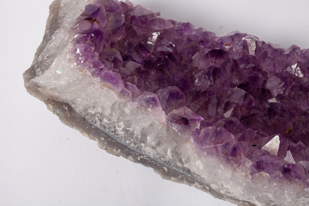 Cluster di Ametista Naturale – Lastra Allungata con Cristalli Viola Intenso