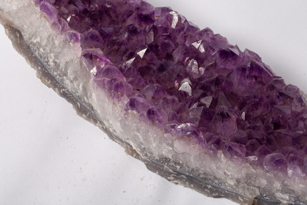 Cluster di Ametista Naturale – Lastra Allungata con Cristalli Viola Intenso