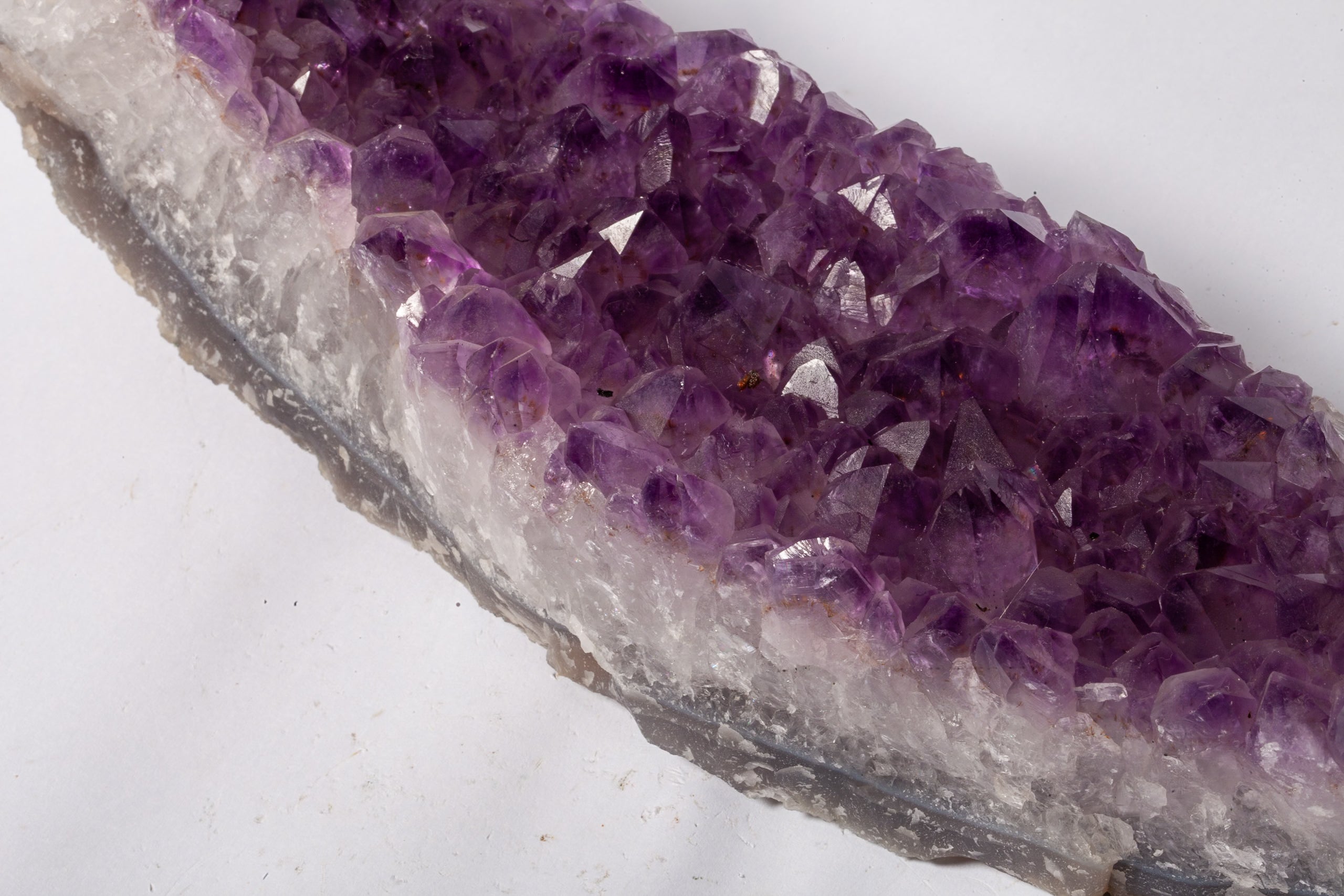 Cluster di Ametista Naturale – Lastra Allungata con Cristalli Viola Intenso