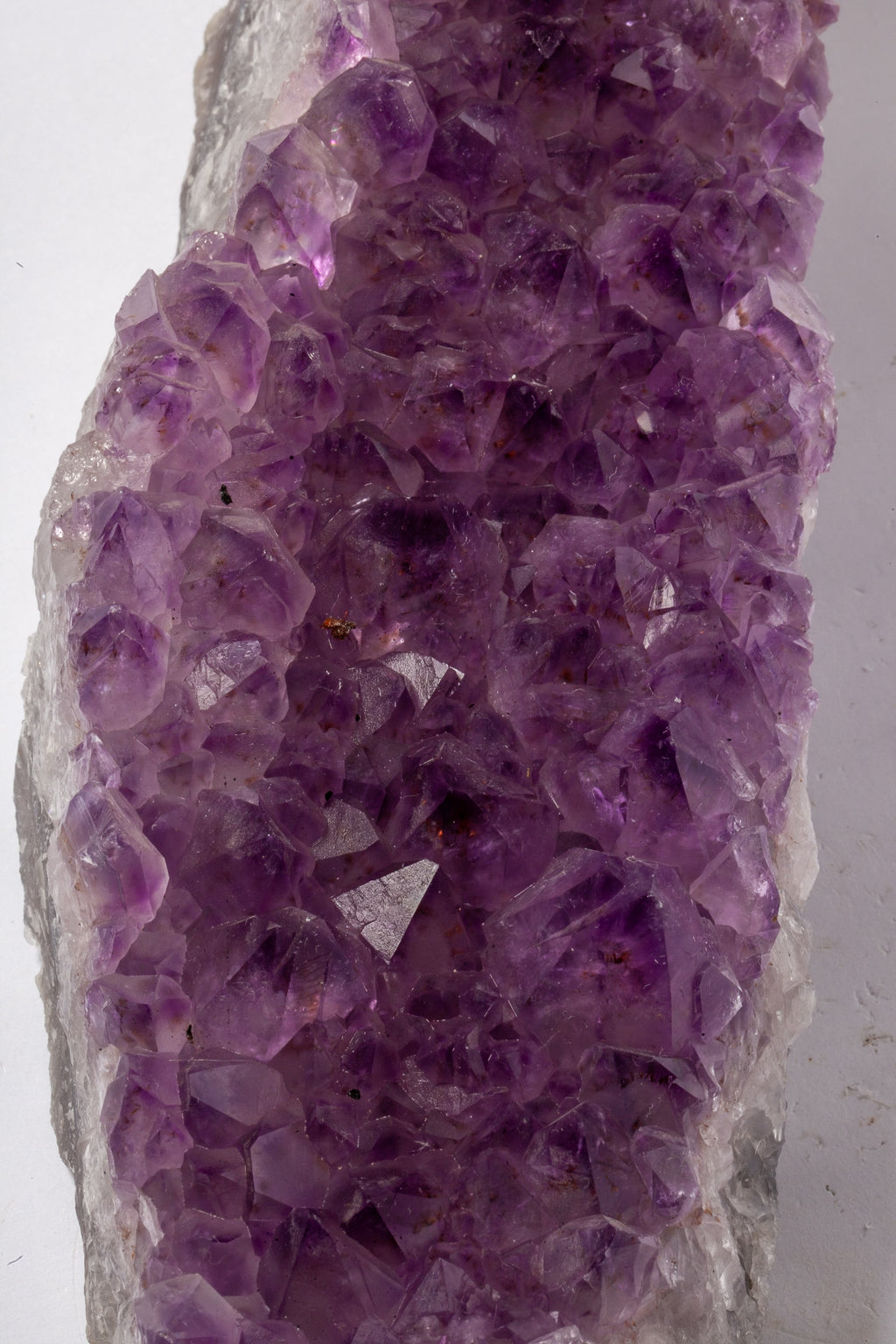 Cluster di Ametista Naturale – Lastra Allungata con Cristalli Viola Intenso