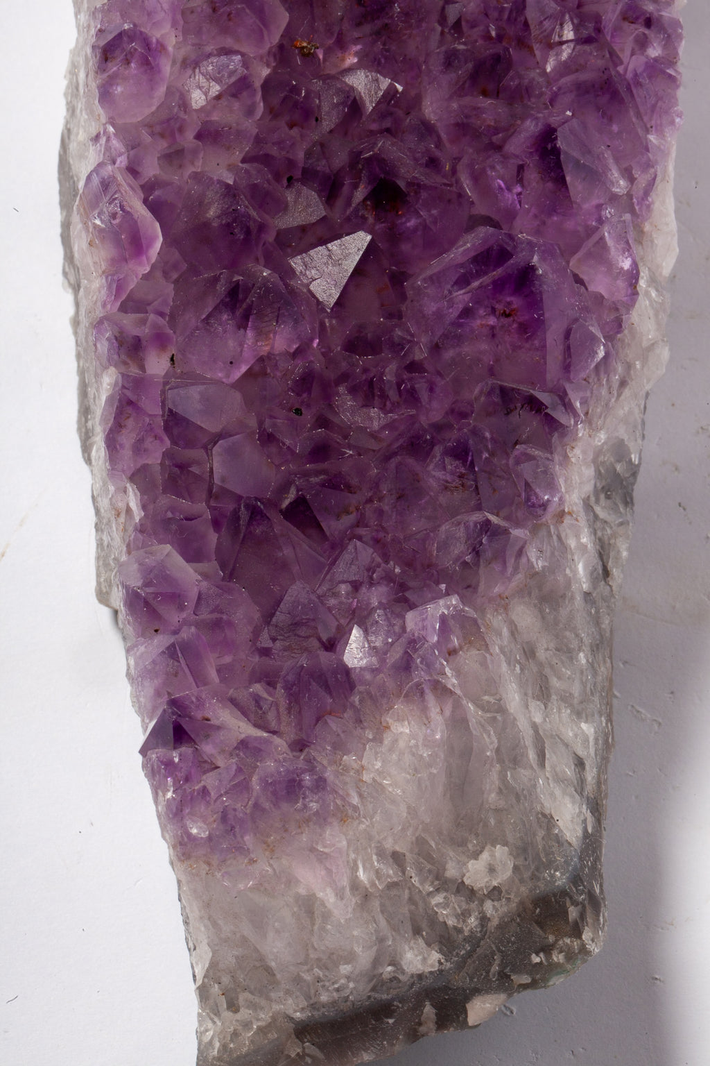 Cluster di Ametista Naturale – Lastra Allungata con Cristalli Viola Intenso